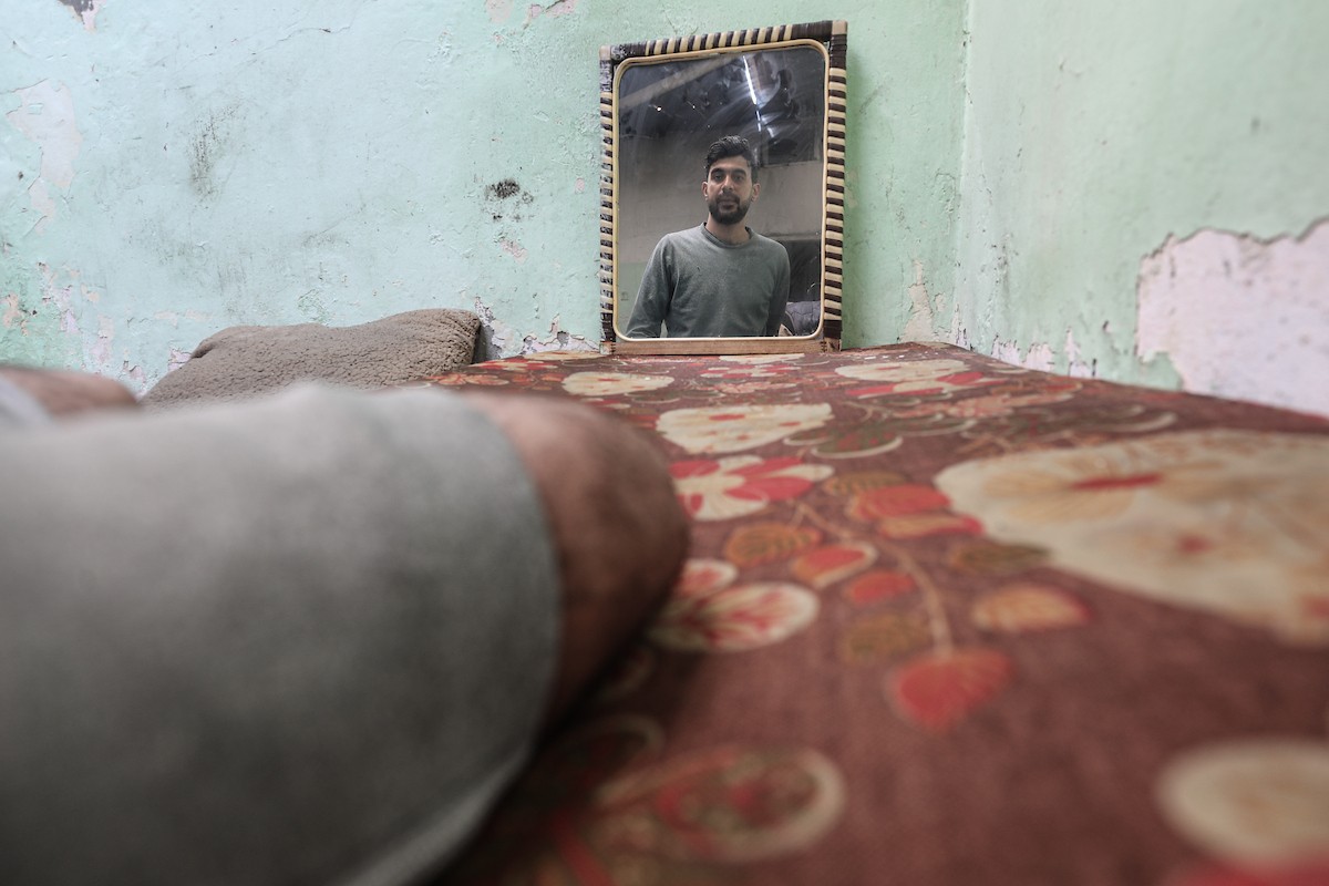  المعلّم سعيد خليل عزم (33 عامًا) أُصيب بجروح بالغة أدّت إلى بتر قدميه، جراء قصف إسرائيلي خلال الحرب على غزة، في مخيم البريج وسط القطاع،  يناير/كانون الثاني 2026. تصوير: معز صالحي