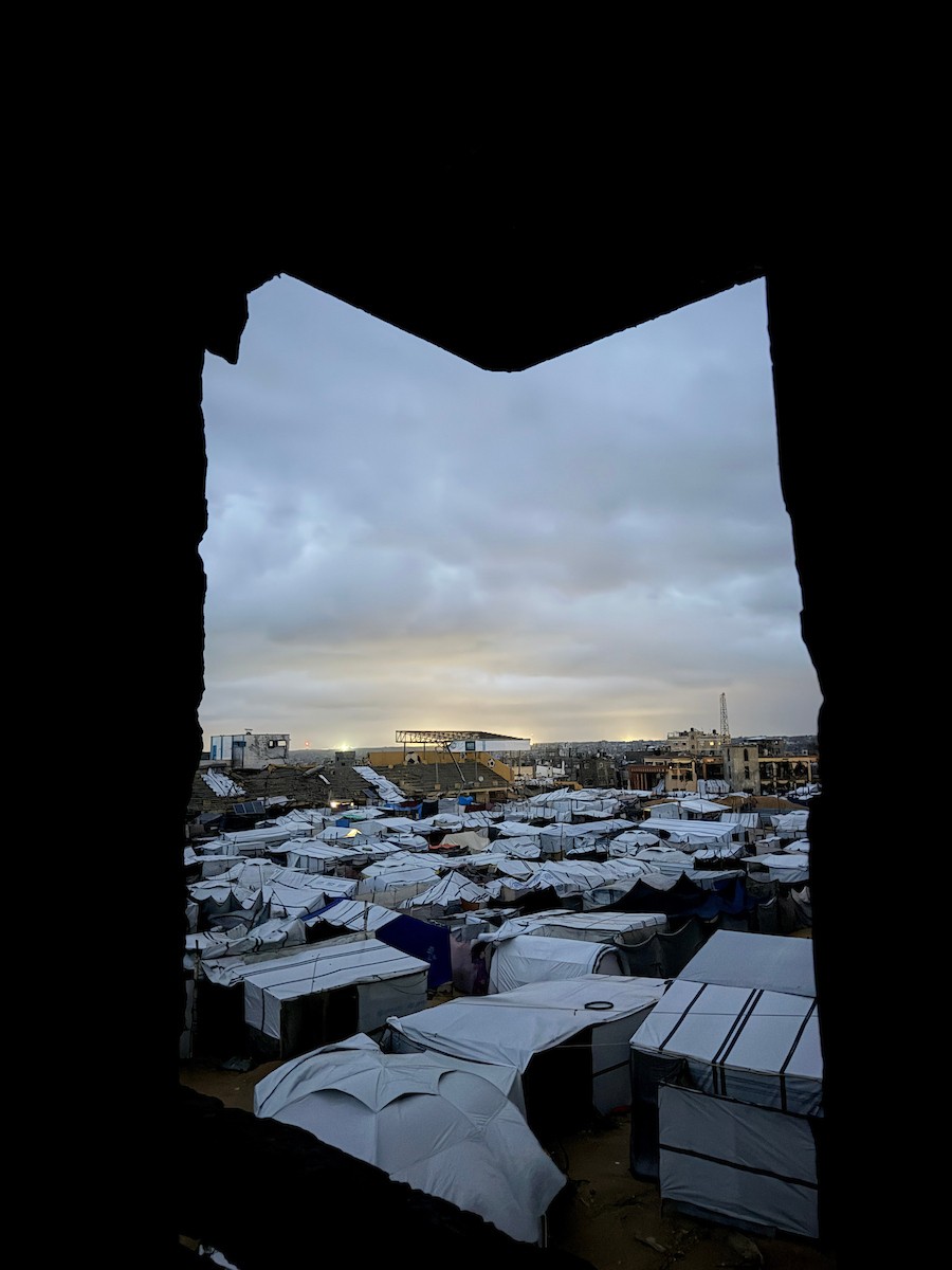 يُكافح الفلسطينيون النازحون، الذين يعيشون في خيام مؤقتة، من أجل البقاء في ظل ظروف قاسية ومعاناة متفاقمة، حيث اقتلعت الأمطار الغزيرة والعواصف العديد من خيامهم وأغرقتها في مدينة خان يونس جنوب قطاع غزة. 9 يناير/كانون الثاني 2026. صورة: محمد سلامة