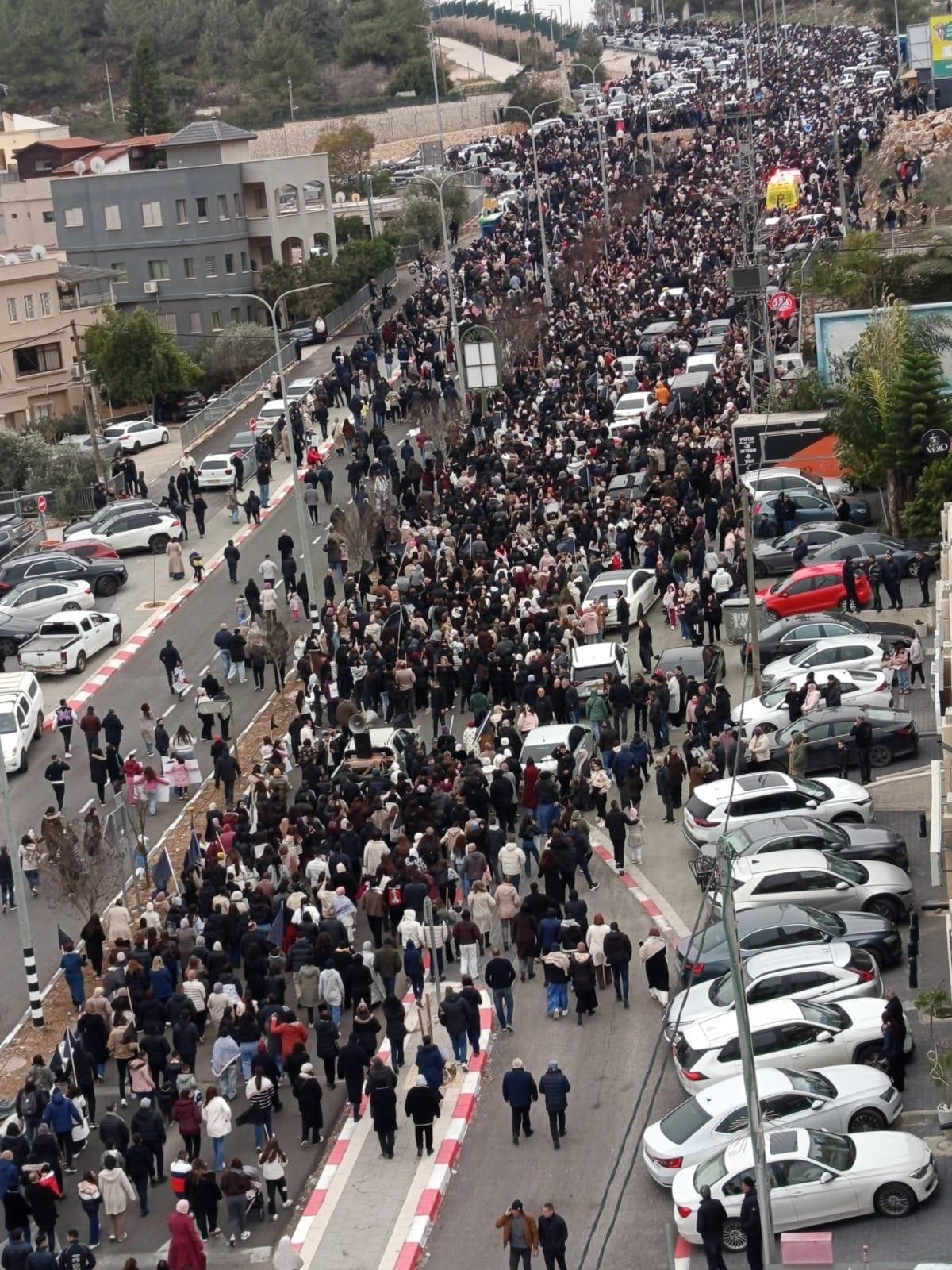 حشود المتظاهرين في سخنين ضد الجريمة، اليوم (عرب 48) 6.jpg