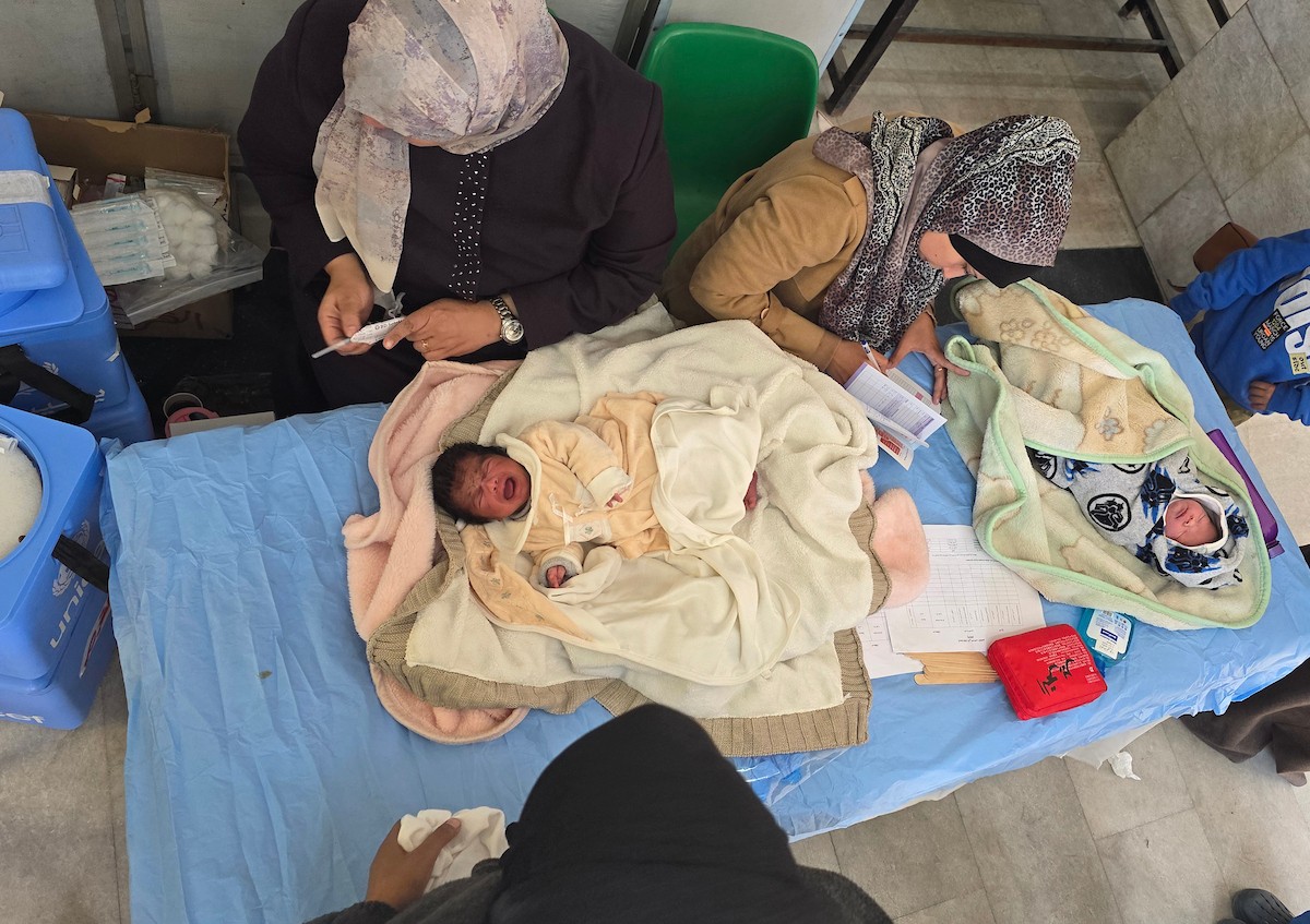 يتلقى الأطفال (دون سن الثالثة) التطعيمات في مستشفى ناصر بخان يونس جنوب قطاع غزة، 18 يناير/كانون الثاني 2026.تصوير: طارق محمد