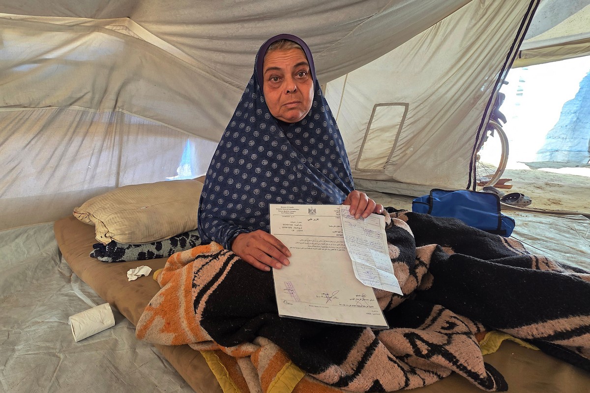 المسنّة عطاف جندية، تتلقى العلاج في مستشفى ناصر بمدينة خان يونس، بعد إصابتها بفشل كلوي ،في ظل النقص الحاد في الأدوية والمستلزمات الطبية والحالة الحرجة التي تعاني منها مستشفيات قطاع غزة،1 يناير/كانون الثاني 2026. تصوير: طارق محمد