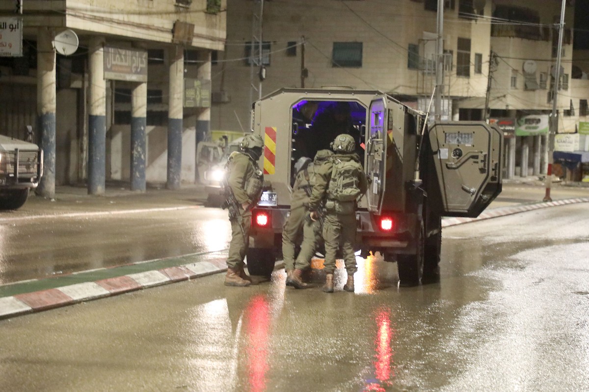 اقتحمت آليات عسكرية إسرائيلية المنطقة الشرقية من مدينة نابلس فجر اليوم، 29 يناير/كانون الثاني 2026، لتأمين دخول المستوطنين الإسرائيليين إلى قبر يوسف في مدينة نابلس بالضفة الغربية. (صورة: محمد ناصر/apaimages)