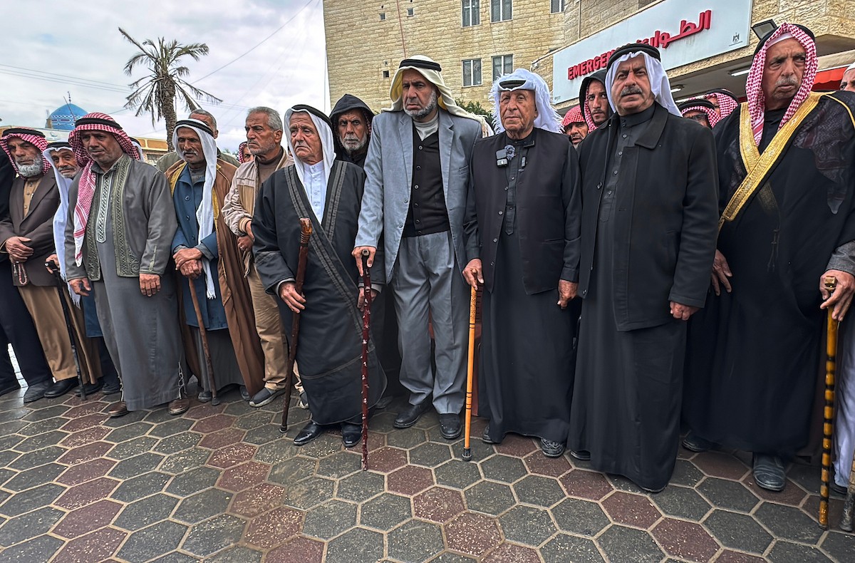  التجمع الوطني للقبائل والعشائر والعائلات الفلسطينية ينظم وقفة  في دير البلح دعمًا للجنة الوطنية الفلسطينية لإدارة قطاع غزة، ١٨ يناير/كانون ثاني ٢٠٢٦. صورة: أحمد إبراهيم