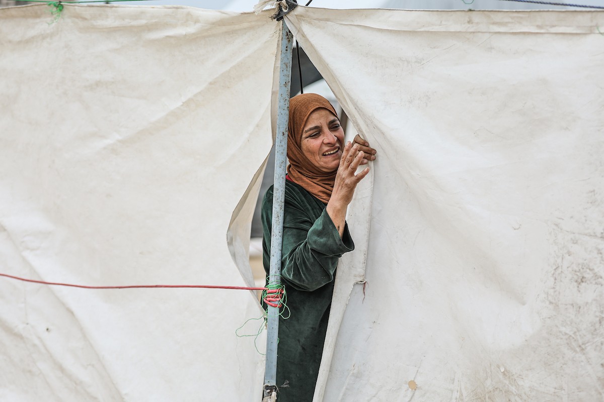 يتفقد فلسطينيون نازحون خيامهم بعد أن تضررت بشدة جراء عاصفة هوائية قوية ضربت مخيمًا للنازحين وسط قطاع غزة. 22 يناير/كانون الثاني 2026. تصوير: رمزي أبو عامر