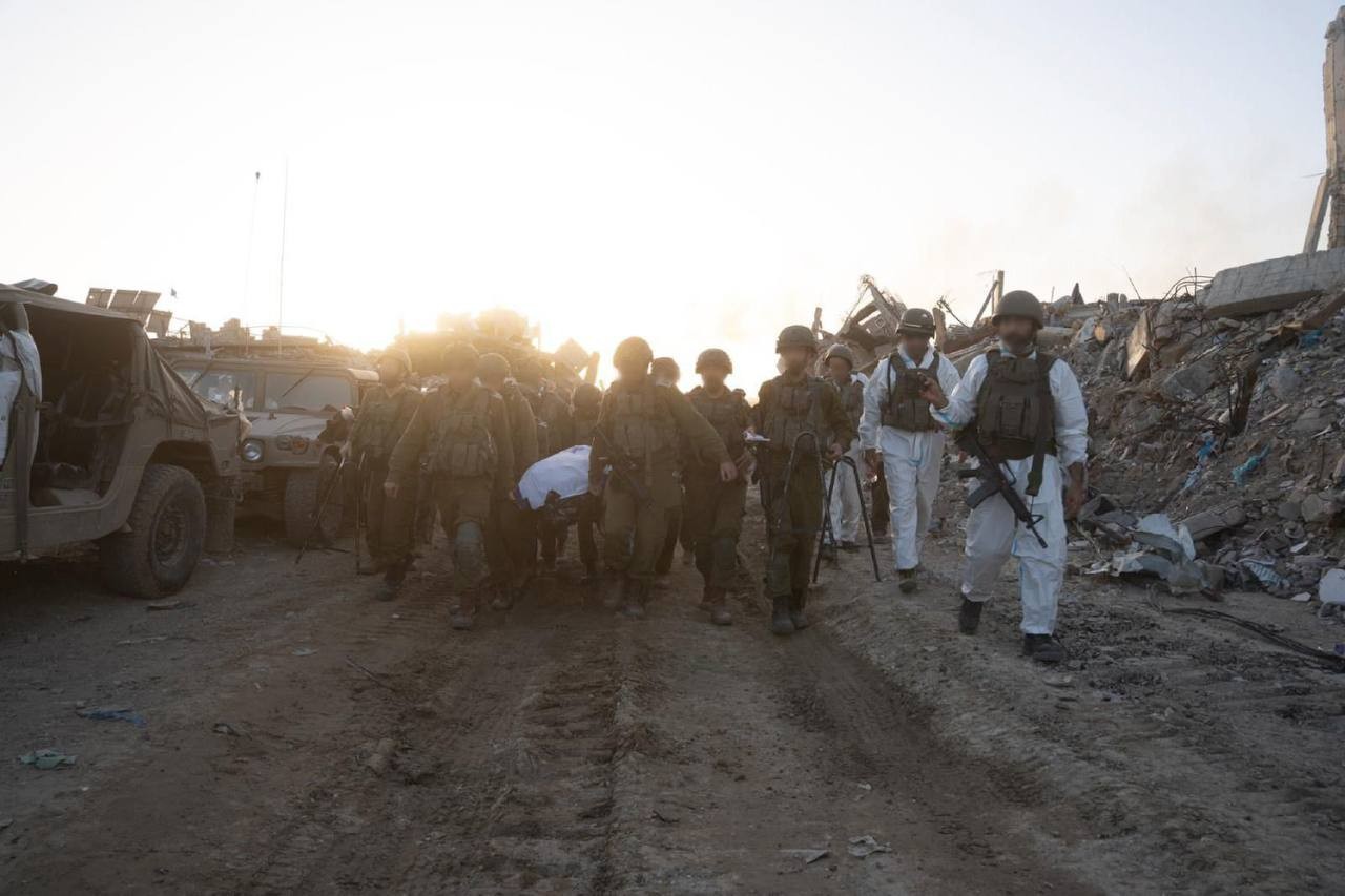 رئيس الأركان الإسرائيلي ايال زمير وقائد المنطقة الجنوبية اللواء يانيف عاسور وقادة الفرق  يؤدون التحية العسكرية للمساعد ران غفيلي  6.jpg