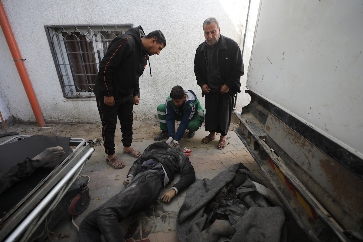 تُنقل جثث الضحايا إلى مستشفى الشفاء بعد هجوم إسرائيلي على مركز شرطة الشيخ رضوان، رغم وقف إطلاق النار في مدينة غزة، بتاريخ 31 يناير/كانون الثاني 2026. وألحق الهجوم على حي الشيخ رضوان غرب مدينة غزة أضرارًا جسيمة بالمباني والمركبات المجاورة. (صورة: عمر أشتوي)