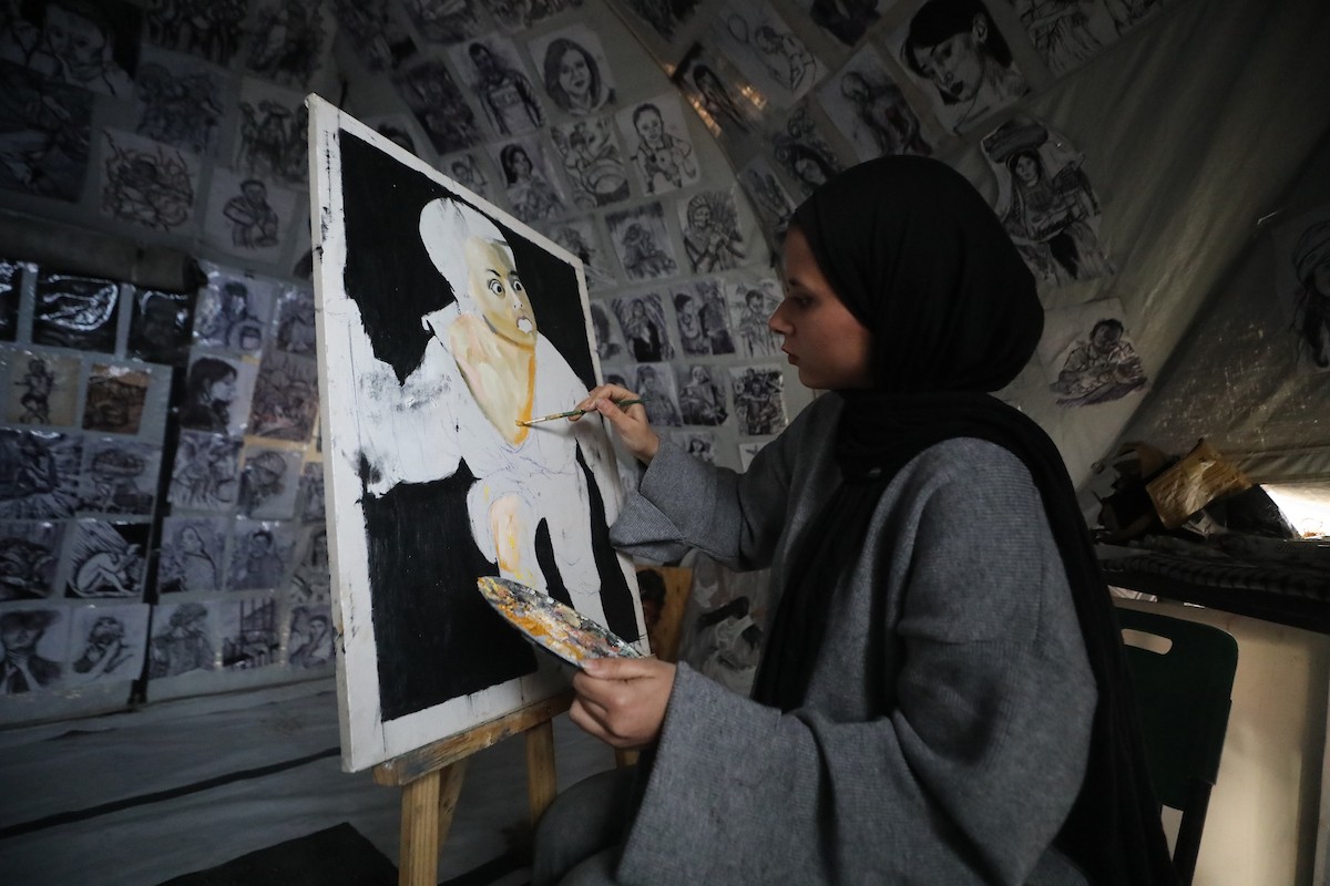 الفلسطينية مرَح خالد الزعانين (18 عاما) تحول خيمة نزوحها في مدينة غزة إلى معرض فني، 28 يناير/كانون الثاني 2026. تصوير: عمر أشتوي