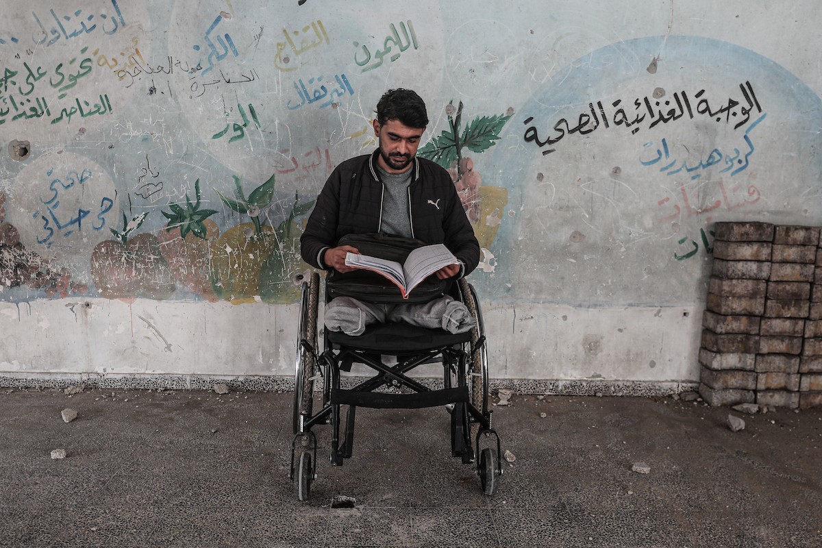  المعلّم سعيد خليل عزم (33 عامًا) أُصيب بجروح بالغة أدّت إلى بتر قدميه، جراء قصف إسرائيلي خلال الحرب على غزة، في مخيم البريج وسط القطاع،  يناير/كانون الثاني 2026. تصوير: معز صالحي