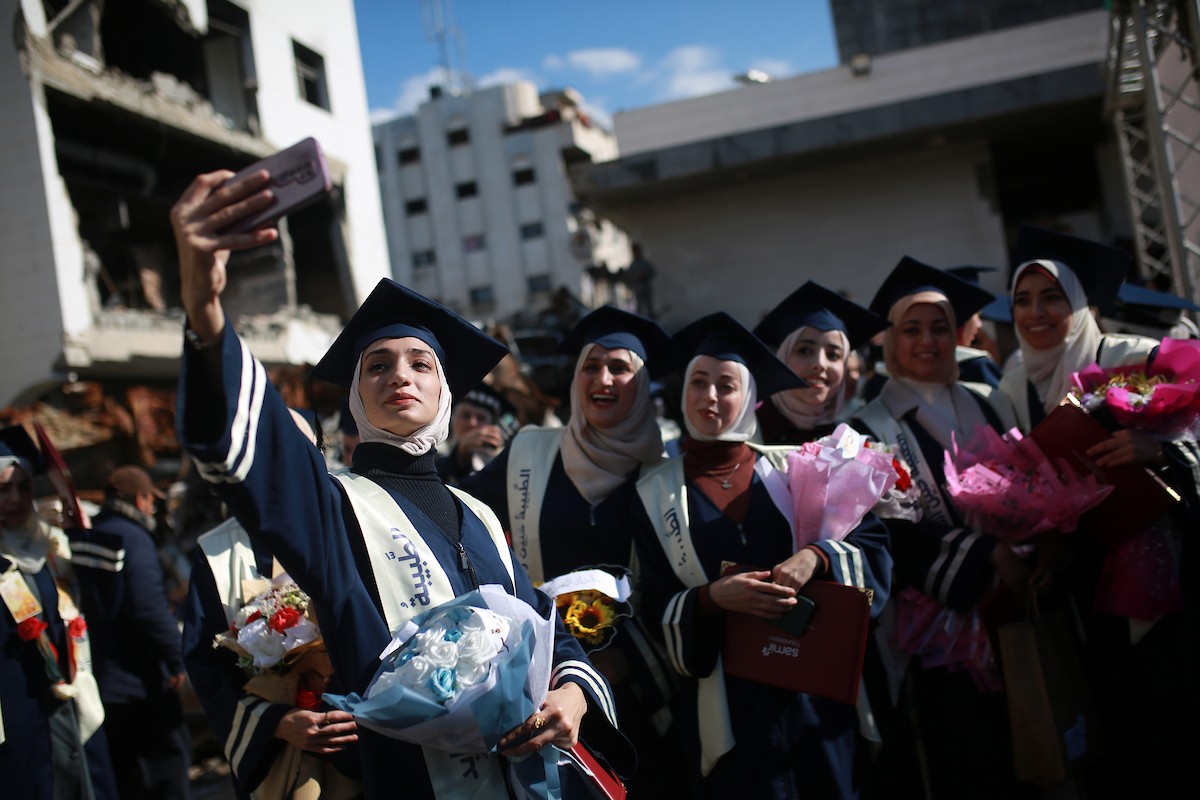 حفل تخرج لـ ٢٣٠ طالبًا وطالبةً في كلية الطب بمجمع الشفاء الطبي (مستشفى الشفاء)، الذي تضرر بشدة جراء الهجمات العسكرية الإسرائيلية على مدينة غزة في ٣ يناير/كانون الثاني ٢٠٢٦. صورة: عمر أشتوي