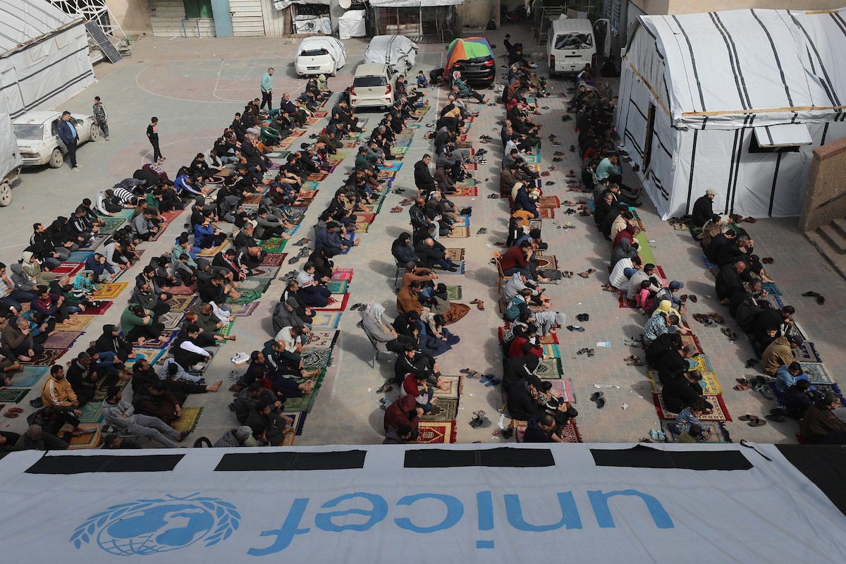 يؤدي الفلسطينيون صلاة الجمعة داخل مدرسة تابعة لوكالة الأونروا، حُوِّلت إلى ملجأ بعد نزوح عائلات منها جراء الهجمات الإسرائيلية منذ 7 أكتوبر/تشرين الأول 2023، في مدينة غزة. 30 يناير/كانون الثاني 2026. صورة: عمر أشتوي