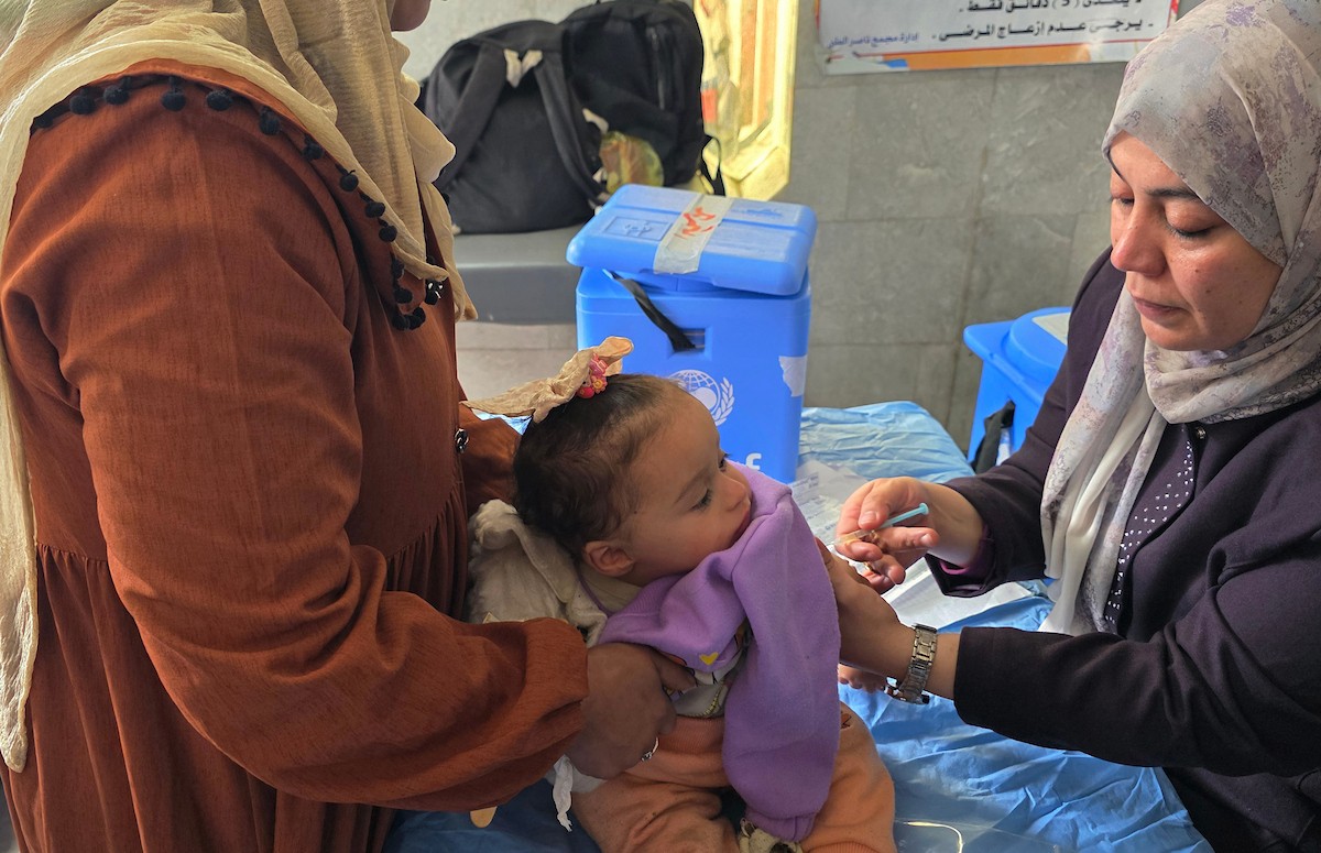 يتلقى الأطفال (دون سن الثالثة) التطعيمات في مستشفى ناصر بخان يونس جنوب قطاع غزة، 18 يناير/كانون الثاني 2026.تصوير: طارق محمد