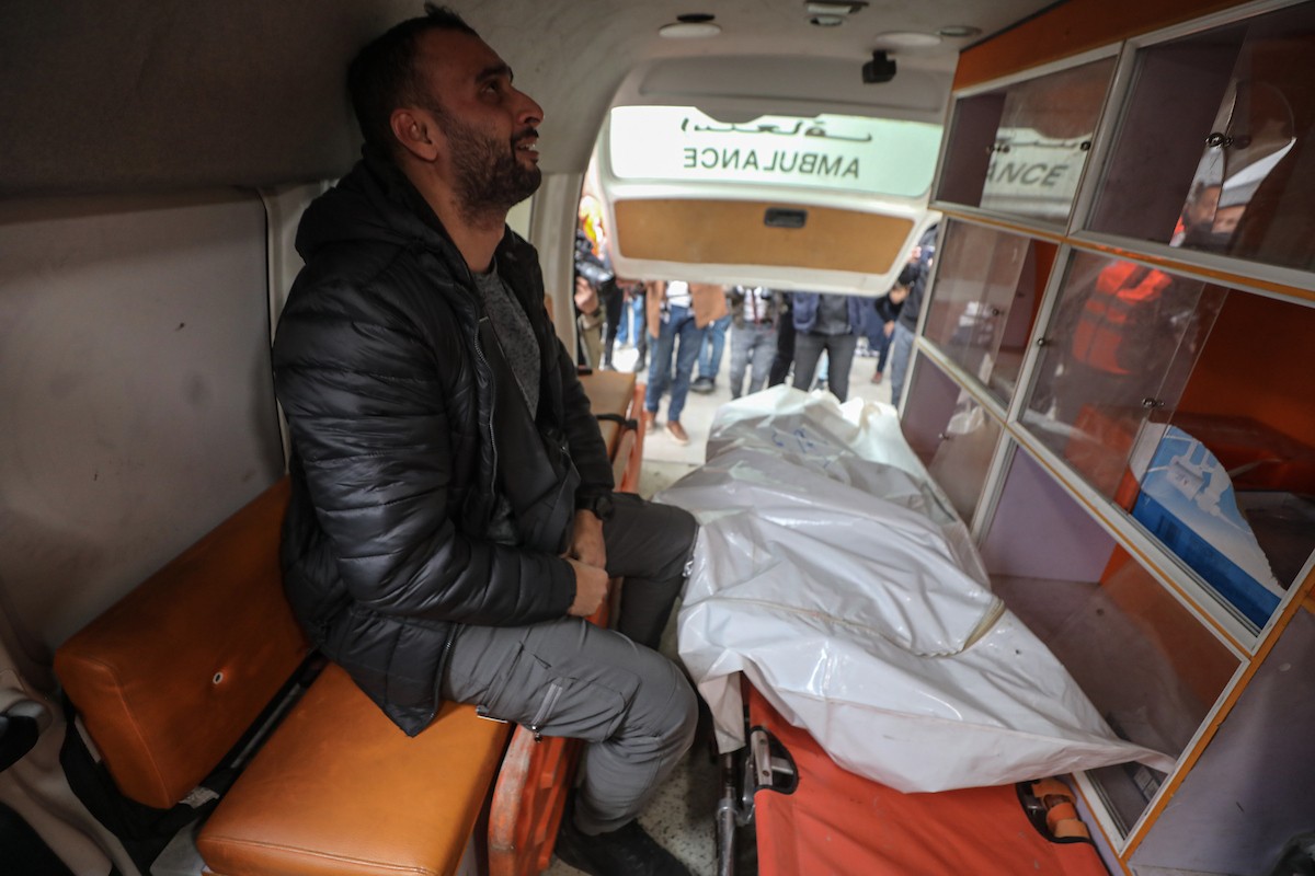 نُقل جثمانا صحفيين من مستشفى الشفاء في غزة إلى جنوب القطاع ليودعهما أهلهما. وقد قُتلا في هجوم إسرائيلي استهدف سيارة تابعة للجنة المصرية أثناء عملهما في منطقة الزهراء بوسط قطاع غزة. 21 يناير/كانون الثاني 2026. صورة: عمر أشتوي