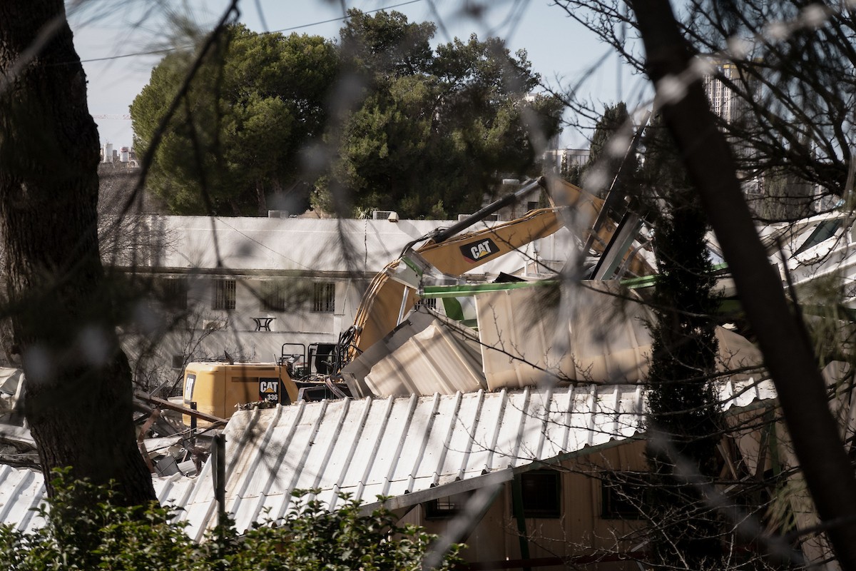 في 20 يناير/كانون الثاني 2026، القدس: نفذت السلطات الإسرائيلية عملية هدم لمنشآت وكالة الأونروا في مكتبها الميداني بالقدس والضفة الغربية، وذلك عقب تشريع صدر عام 2024 يحظر على الوكالة الأممية العمل داخل الأراضي الإسرائيلية