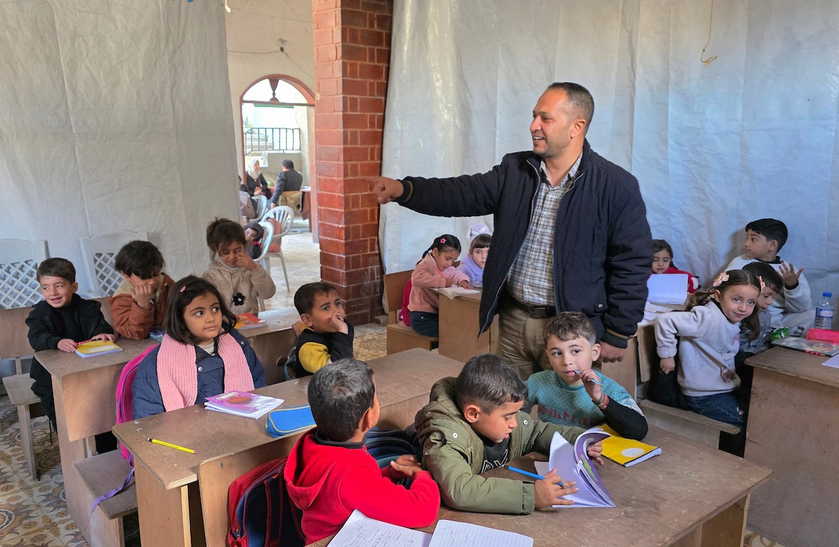 يتلقى الأطفال تعليمهم في أحد المراكز التعليمية بمدينة خان يونس جنوب قطاع غزة وسط مخاوف مستمرة من الغارات الإسرائيلية، نظرًا لموقعها القريب من 