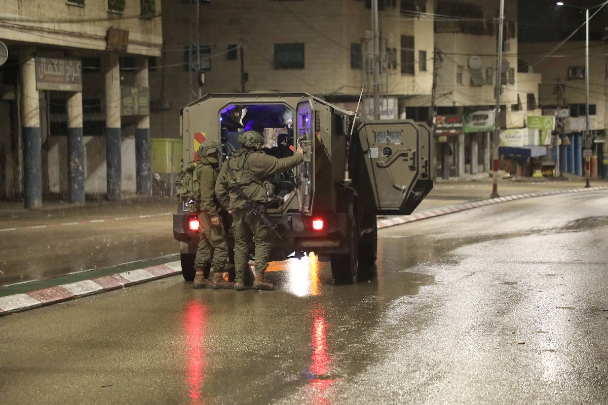 اقتحمت آليات عسكرية إسرائيلية المنطقة الشرقية من مدينة نابلس فجر اليوم، 29 يناير/كانون الثاني 2026، لتأمين دخول المستوطنين الإسرائيليين إلى قبر يوسف في مدينة نابلس بالضفة الغربية. (صورة: محمد ناصر/apaimages)