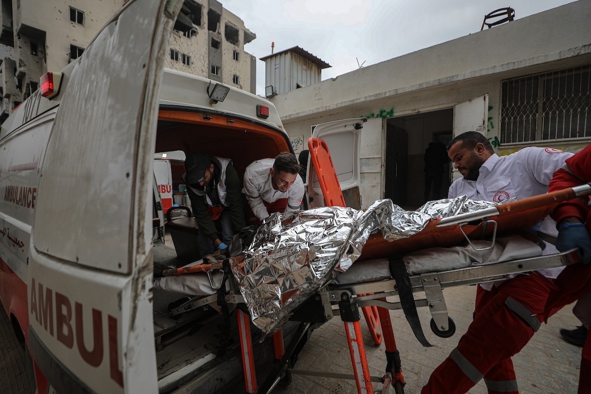 وصلت جثامين أربعة مواطنين إلى مستشفى الشفاء. قُتلوا في هجوم إسرائيلي استهدف مجموعة من المدنيين جنوب حي الزيتون في مدينة غزة. 22 يناير/كانون الثاني 2026 . صورة: عمر أشتوي