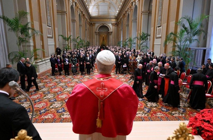 البابا خلال لقائه السنوي، اليوم الجمعة، مع الدبلوماسيين المعتمدين لدى الفاتيكان لتبادل التهاني بالسنة الجديدة ...jpeg