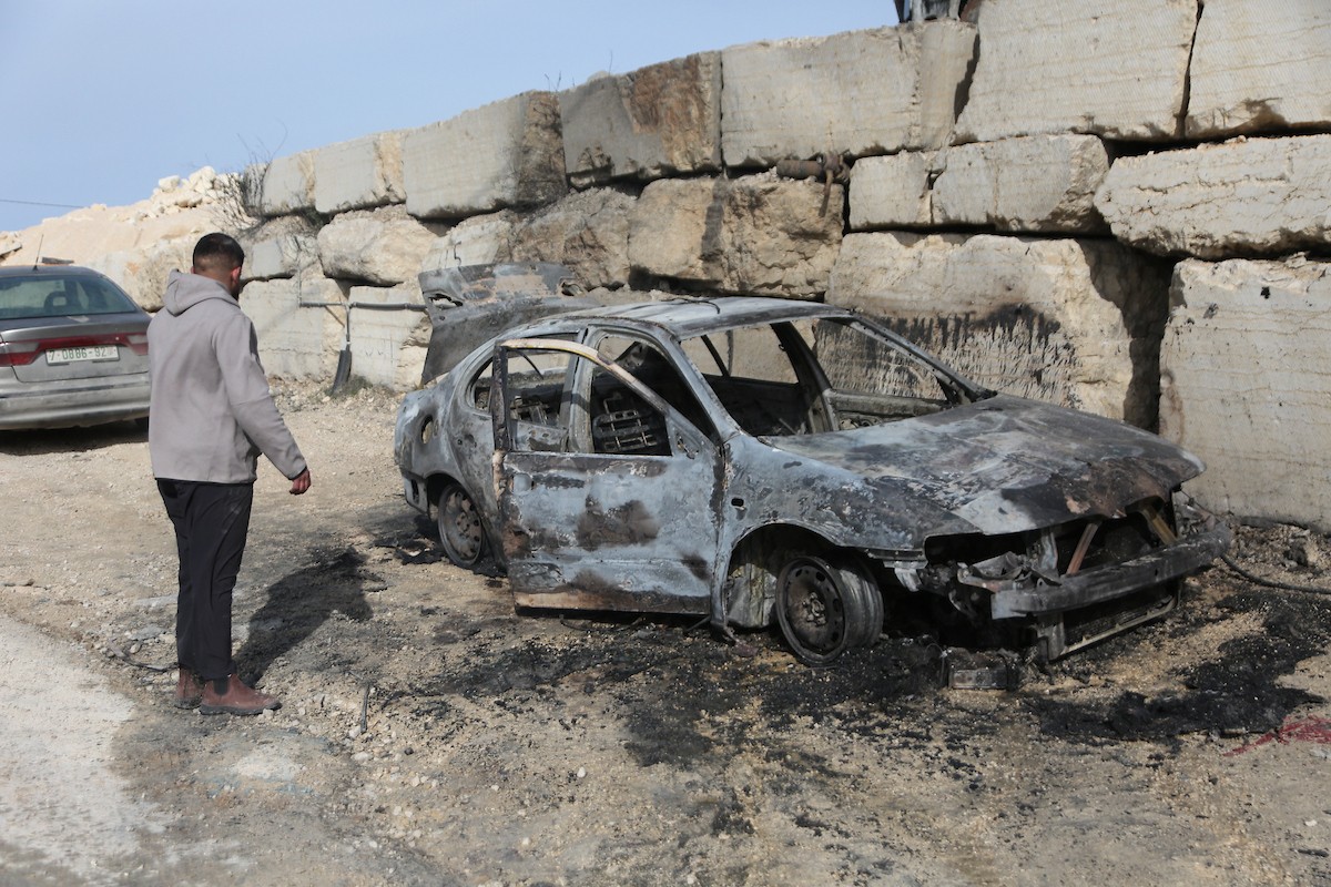 يتفقد الفلسطينيون الأضرار التي لحقت بمركباتهم وشاحناتهم وجرافاتهم بعد أن أضرم مستوطنون إسرائيليون النار فيها خلال هجوم شنوه على قرية عوريف، جنوب نابلس، في الضفة الغربية في 21 يناير/كانون الثاني 2026. صورة: محمد ناصر