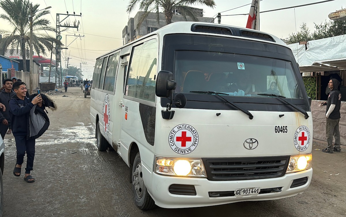 7 يناير/كانون الثاني 2026، نُقل أسرى فلسطينيون أفرج عنهم الجيش الإسرائيلي بواسطة مركبات تابعة للصليب الأحمر إلى مستشفى شهداء الأقصى لإجراء فحوصات طبية في دير البلح، وسط قطاع غزة. (صورة: أحمد إبراهيم)