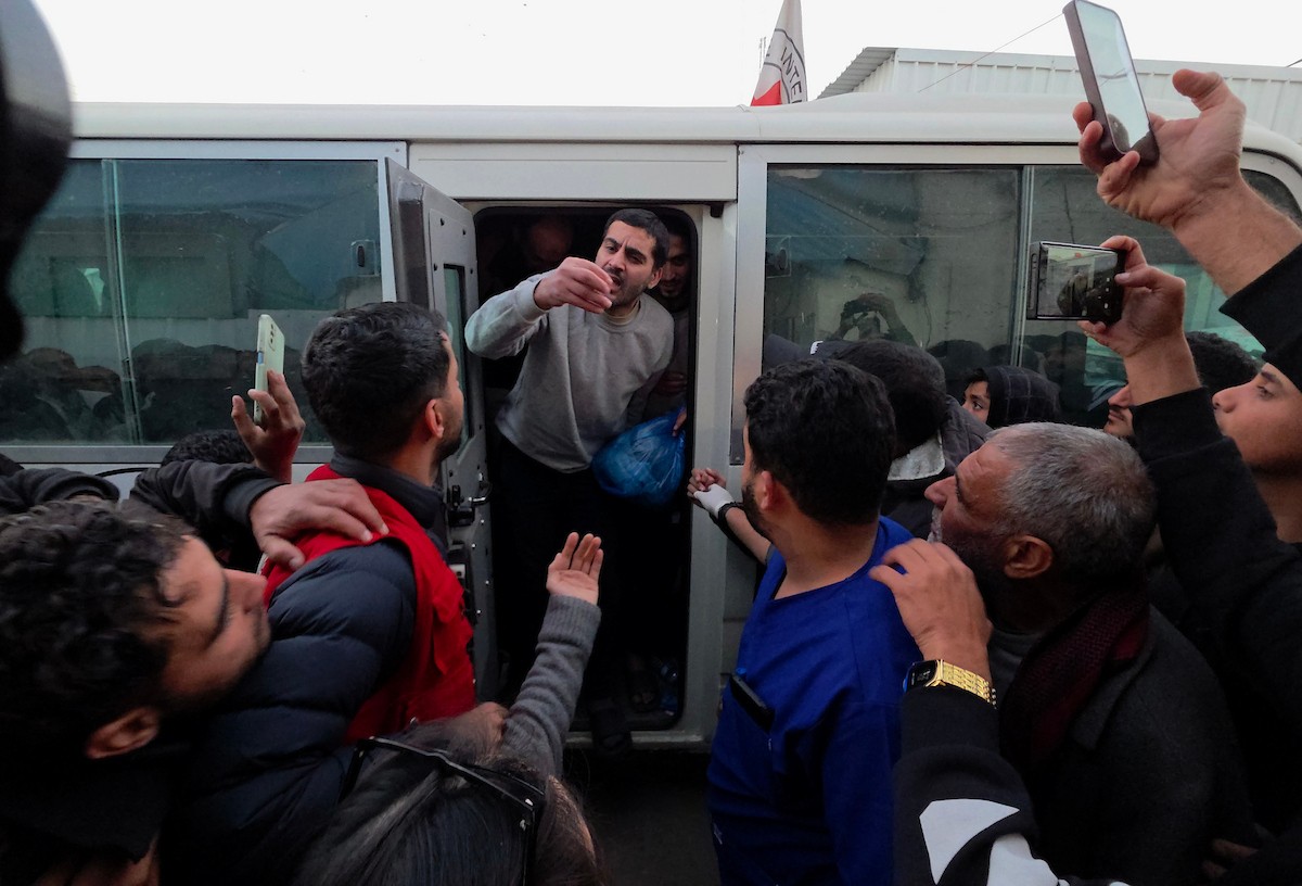 نُقل سبعة أسرى فلسطينيين أفرجت عنهم القوات الإسرائيلية إلى مستشفى شهداء الأقصى عبر اللجنة الدولية للصليب الأحمر، في دير البلح، وسط قطاع غزة، بتاريخ 25 يناير/كانون الثاني 2026. (صورة: أحمد إبراهيم)