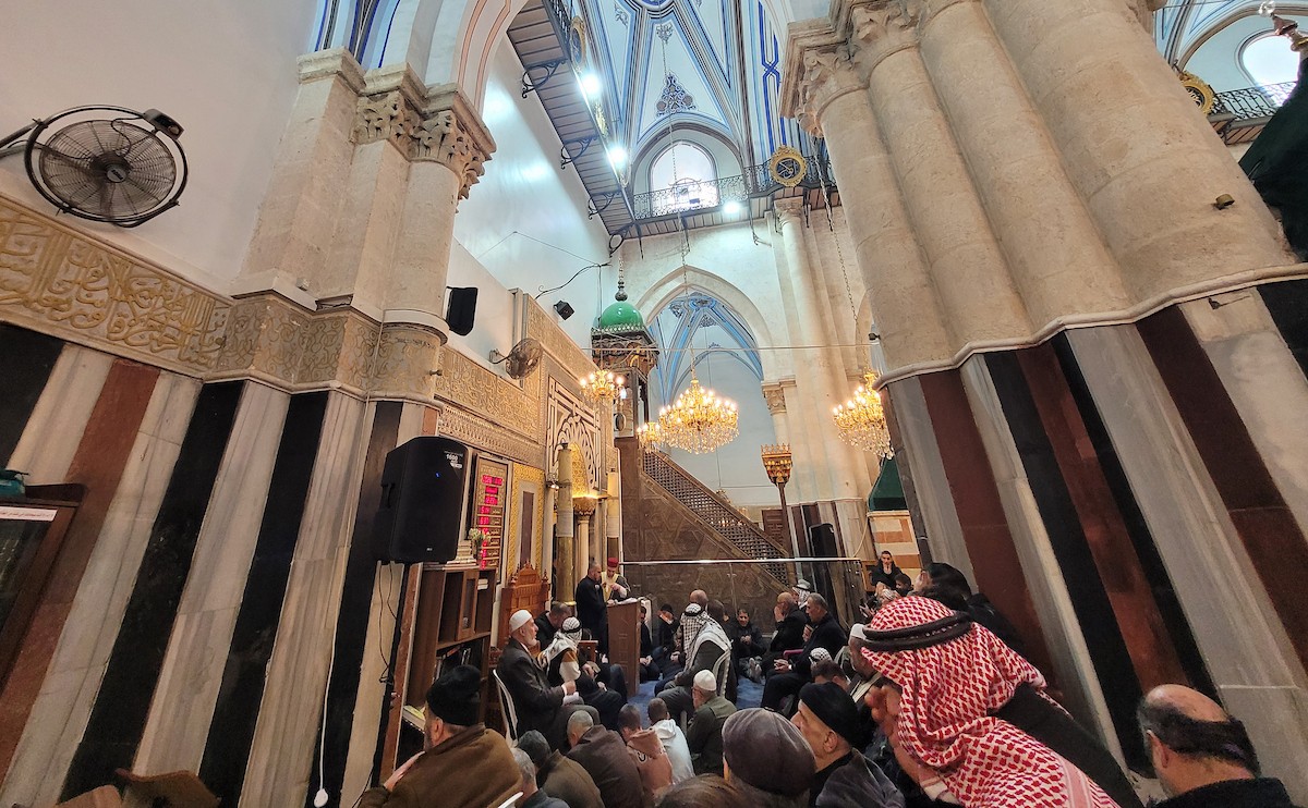 تجمّع فلسطينيون في الحرم الإبراهيمي بالخليل، الضفة الغربية، لإحياء ذكرى الإسراء والمعراج، رغم القيود الإسرائيلية وحظر الصلاة داخل المسجد، في 17 يناير/كانون الثاني 2026. (صورة: مأمون وزواز)