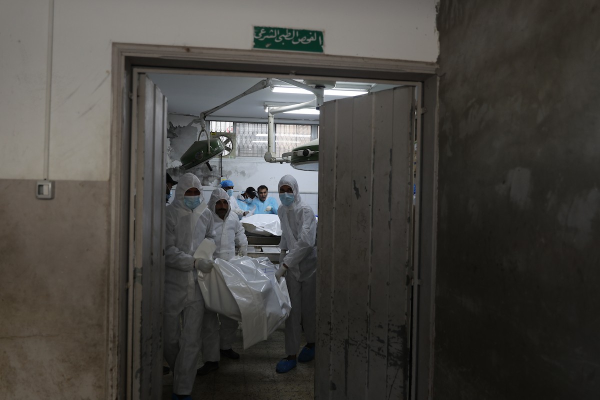 تُجري إدارة الطب الشرعي والأدلة الجنائية بوزارة العدل فحوصاتٍ لخمس عشرة جثة فلسطينية بمستشفى الشفاء في مدينة غزة، لمحاولة التعرف عليها، 30 يناير/كانون الثاني 2026. صورة: عمر أشتوي