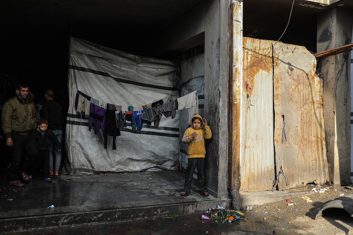 يعيش الفلسطينيون النازحون في خيام وملاجئ مؤقتة في مدارس الأونروا بعد أن دمرت الغارات الجوية الإسرائيلية منازلهم. وتمنعهم القيود التي يفرضها 