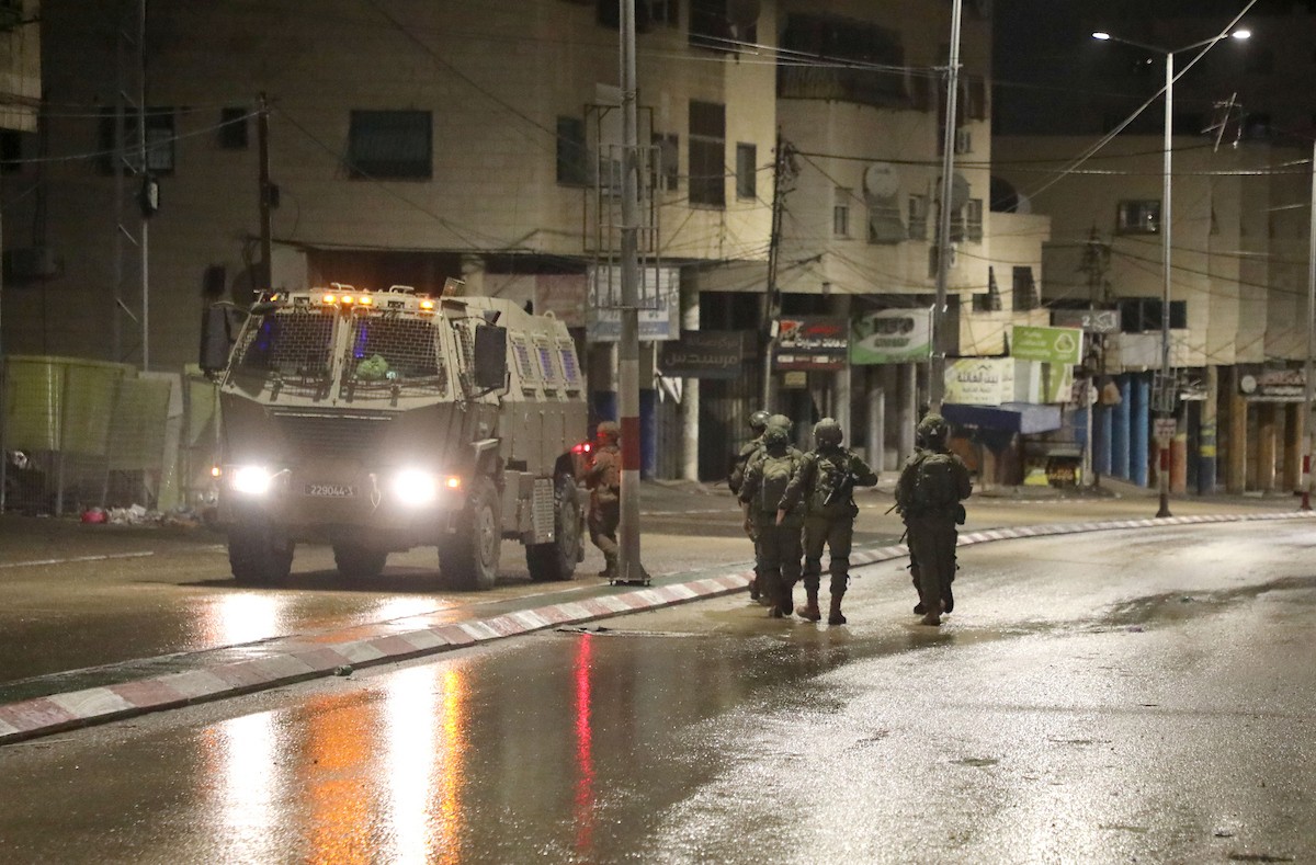 اقتحمت آليات عسكرية إسرائيلية المنطقة الشرقية من مدينة نابلس فجر اليوم، 29 يناير/كانون الثاني 2026، لتأمين دخول المستوطنين الإسرائيليين إلى قبر يوسف في مدينة نابلس بالضفة الغربية. (صورة: محمد ناصر/apaimages)