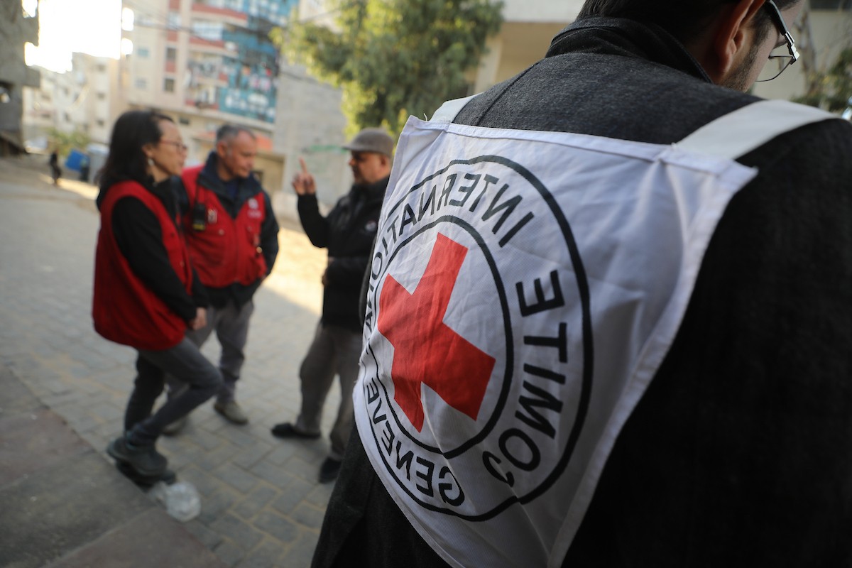 وصول 15 جثة لفلسطينيين سلمتها إسرائيل عبر اللجنة الدولية للصليب الأحمر إلى مجمع الشفاء الطبي في مدينة غزة، 29 يناير/كانون الثاني 2026. تصوير: عمر أشتوي