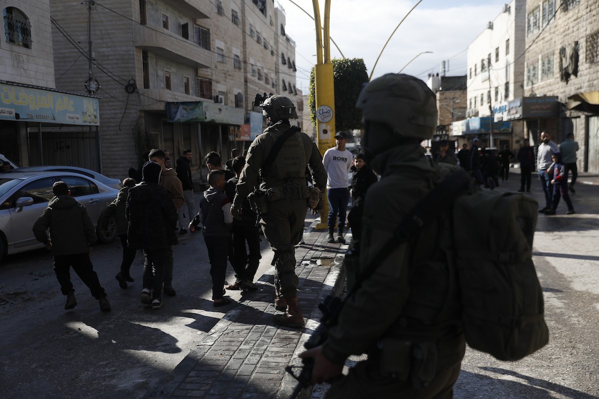 الجيش الإسرائيلي يشن عملية عسكرية واسعة النطاق في الخليل، جنوب الضفة الغربية، 19 يناير/كانون الثاني 2026. صورة: مأمون وزواز