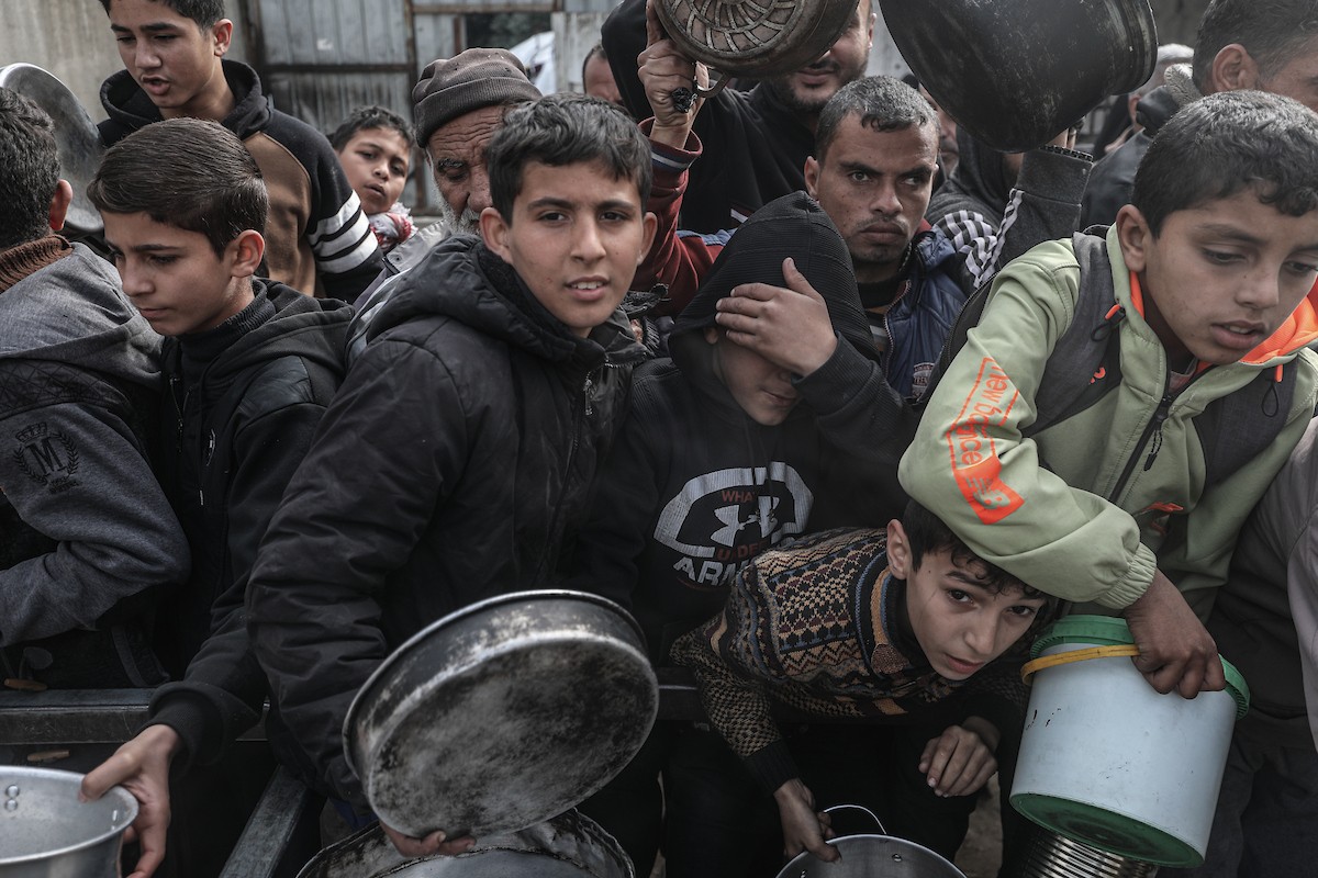 تجمع فلسطينيون نازحون داخلياً في مطبخ خيري لتلقي حصص غذائية محدودة وسط نقص حاد في الغذاء، في مخيم النصيرات للاجئين وسط قطاع غزة، 21 يناير/كانون الثاني 2026. صورة: معز صالحي