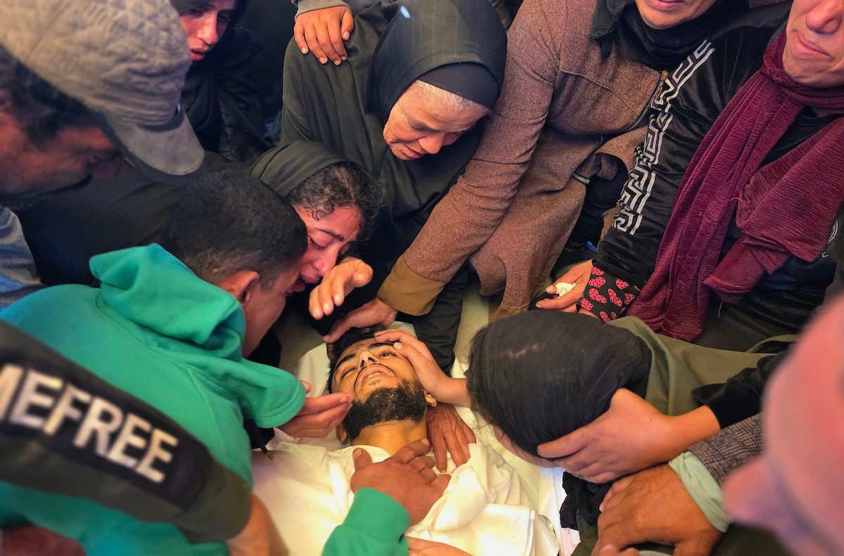 ودّع فلسطينيون فراس أحمد أبو شنب وأحمد حسام نعيم، اللذين استشهدا بنيران الجيش الإسرائيلي في خان يونس، جنوب قطاع غزة. 2 يناير/كانون الثاني 2026. صورة: طارق محمد