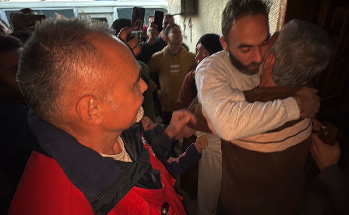 نُقل اثنا عشر أسيرًا فلسطينيًا، بينهم امرأة، أفرجت عنهم القوات الإسرائيلية، إلى مستشفى شهداء الأقصى في دير البلح، وسط قطاع غزة، في 11 يناير/كانون الثاني 2026، في مركبات تابعة للجنة الدولية للصليب الأحمر. (صورة: أحمد إبراهيم)