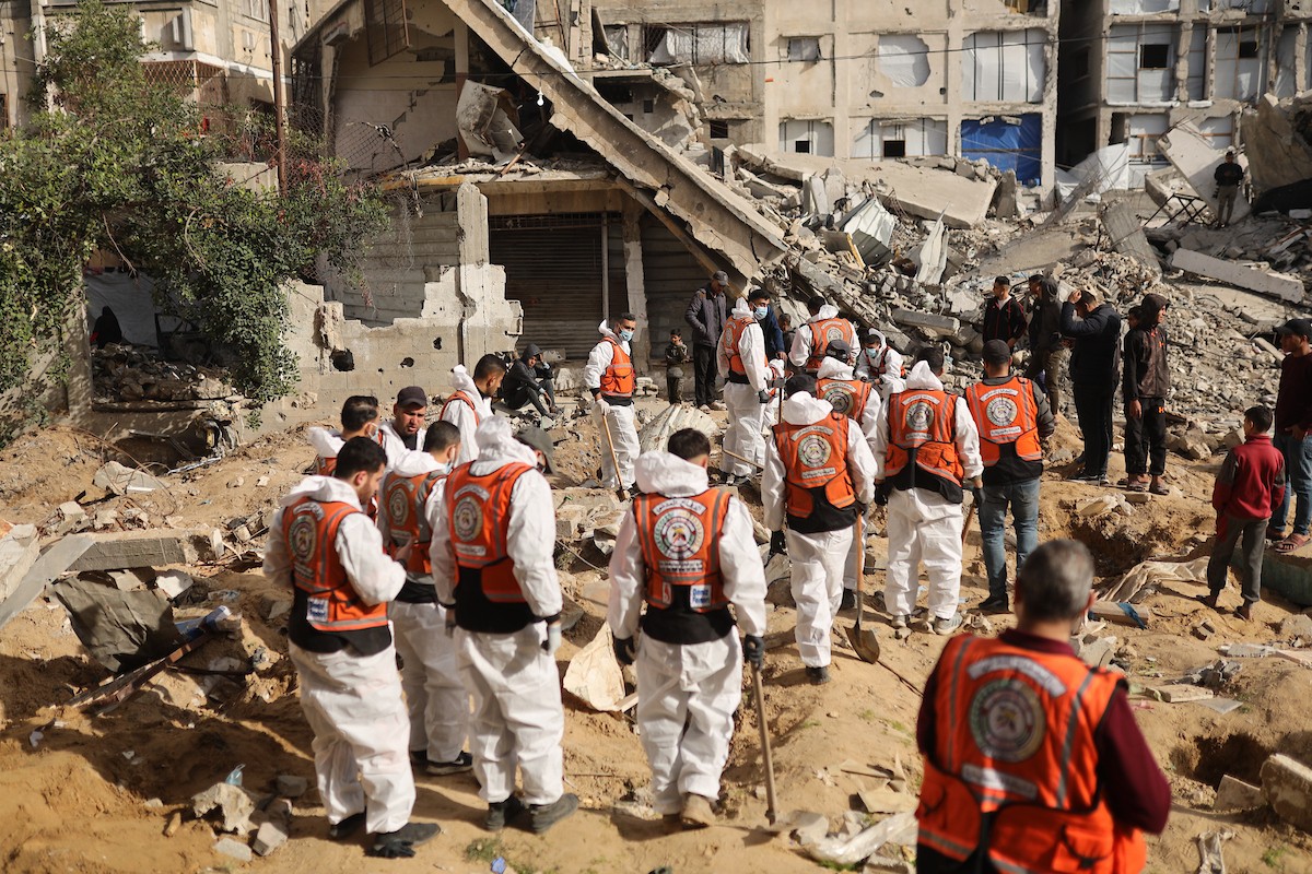 استخراج رفات 50 شهيدا دفنت خلال حرب الإبادة على قطاع غزة، من مقبرة مؤقتة في ساحات مسجد صلاح الدين بحي الزيتون، لنقلها إلى مقبرة دائمة في مدينة غزة، 25 يناير/كانون الثاني 2026. صورة: عمر أشتوي