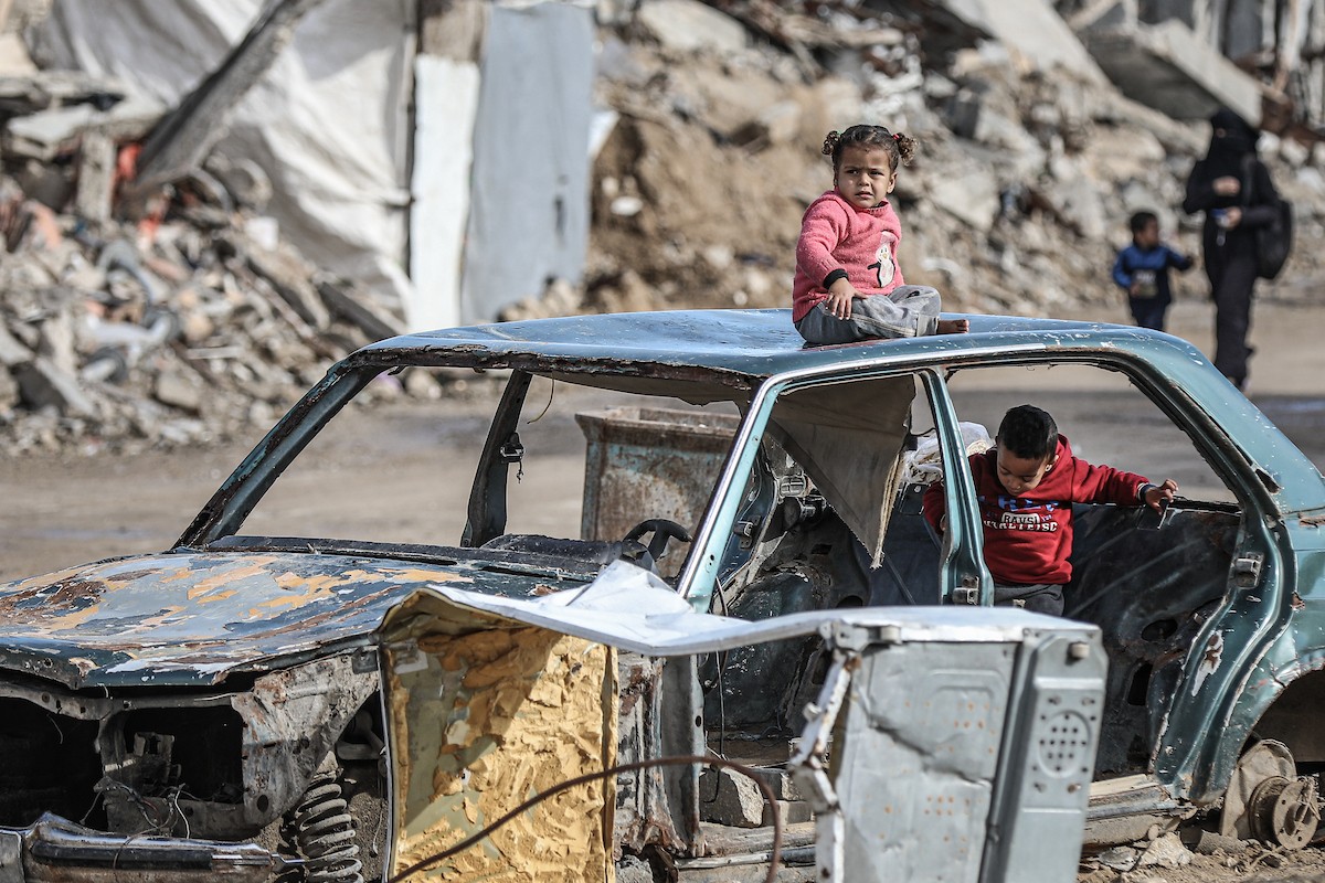 عائلات فلسطينية نازحة تكافح من أجل البقاء في ظروف قاسية بمخيم النصيرات للاجئين وسط قطاع غزة، 29 يناير/كانون الثاني 2026.صورة: رمزي أبو عامر