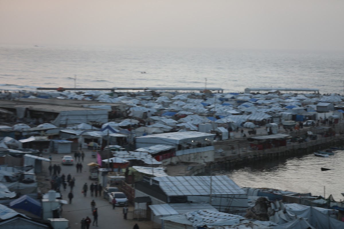 لقطاتٌ عامةٌ لخيامَ النازحين مُكدّسةً في ميناء مدينة غزة المُدمّر، ما يعكس ظروفًا معيشيةً مُزرية. ولا تزال الحياة اليومية صعبةً للغاية بالنسبة لغالبية السكان، 23 يناير/كانون الثاني 2026. صورة: عمر أشتوي