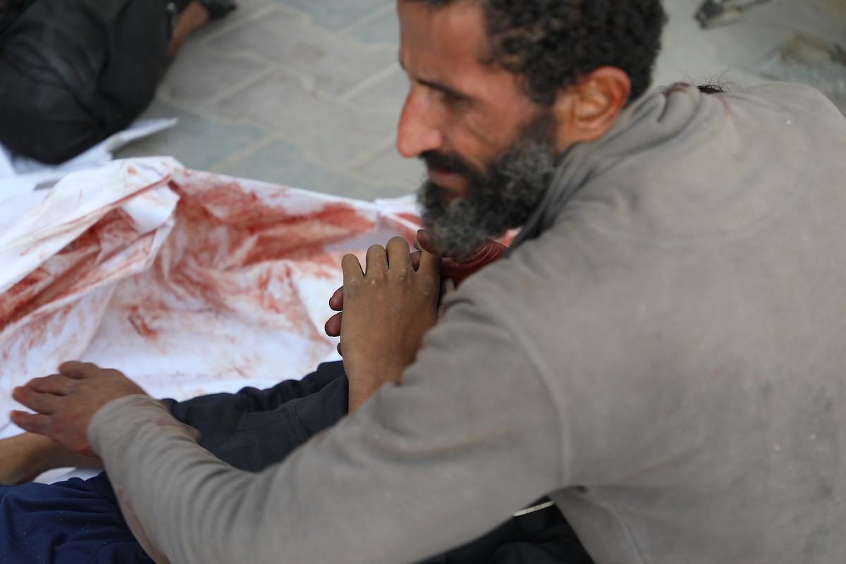 حضر أقارب شاب فلسطيني، قُتل بنيران الجيش الإسرائيلي، مراسم الدفن التي أقيمت في مستشفى الشفاء بمدينة غزة، في 24 يناير/كانون الثاني 2026. (صورة: عمر أشتوي)