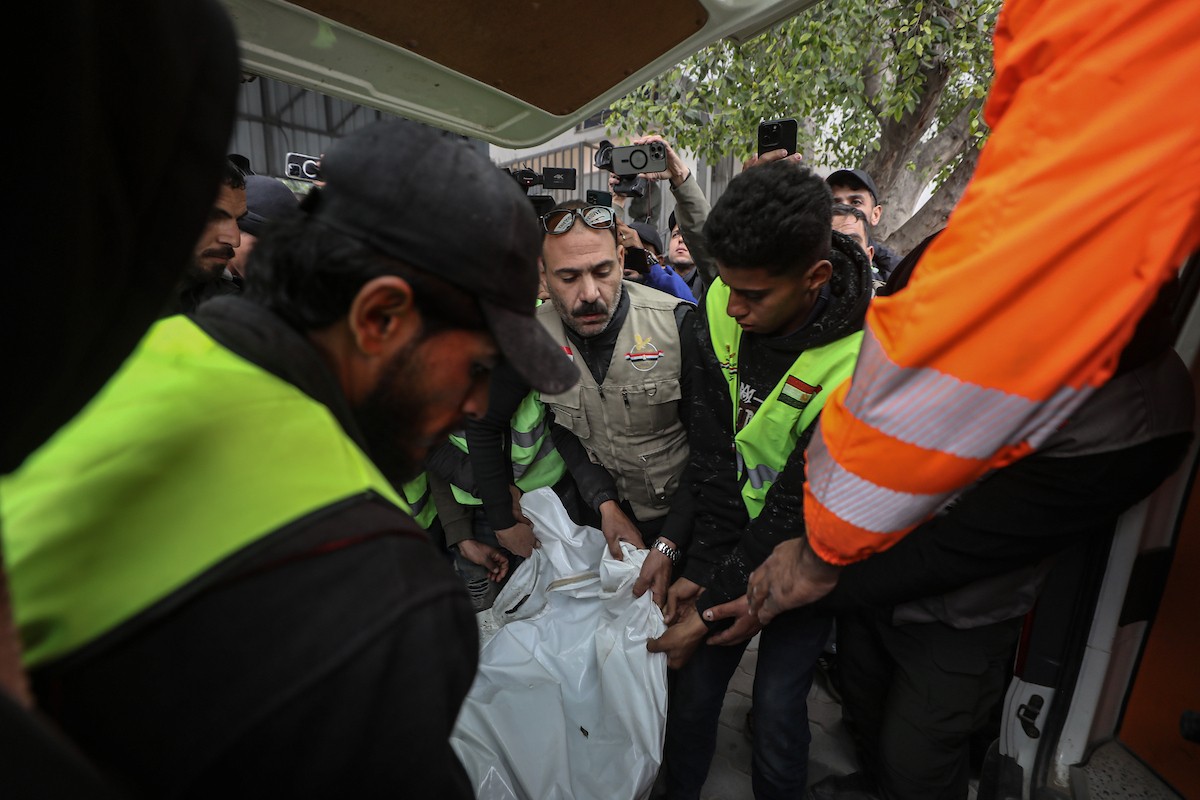 نُقل جثمانا صحفيين من مستشفى الشفاء في غزة إلى جنوب القطاع ليودعهما أهلهما. وقد قُتلا في هجوم إسرائيلي استهدف سيارة تابعة للجنة المصرية أثناء عملهما في منطقة الزهراء بوسط قطاع غزة. 21 يناير/كانون الثاني 2026. صورة: عمر أشتوي