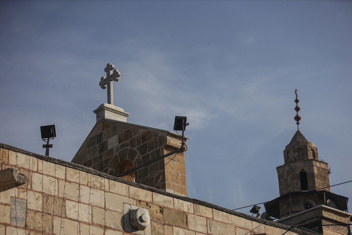 حضر مسيحيون أرثوذكس يحتفلون بعيد الميلاد وفقًا للتقويم الشرقي قداسًا في كنيسة القديس بورفيريوس اليونانية الأرثوذكسية في غزة في 7 يناير/كانون ثاني 2026. صورة من عمر أشتوي