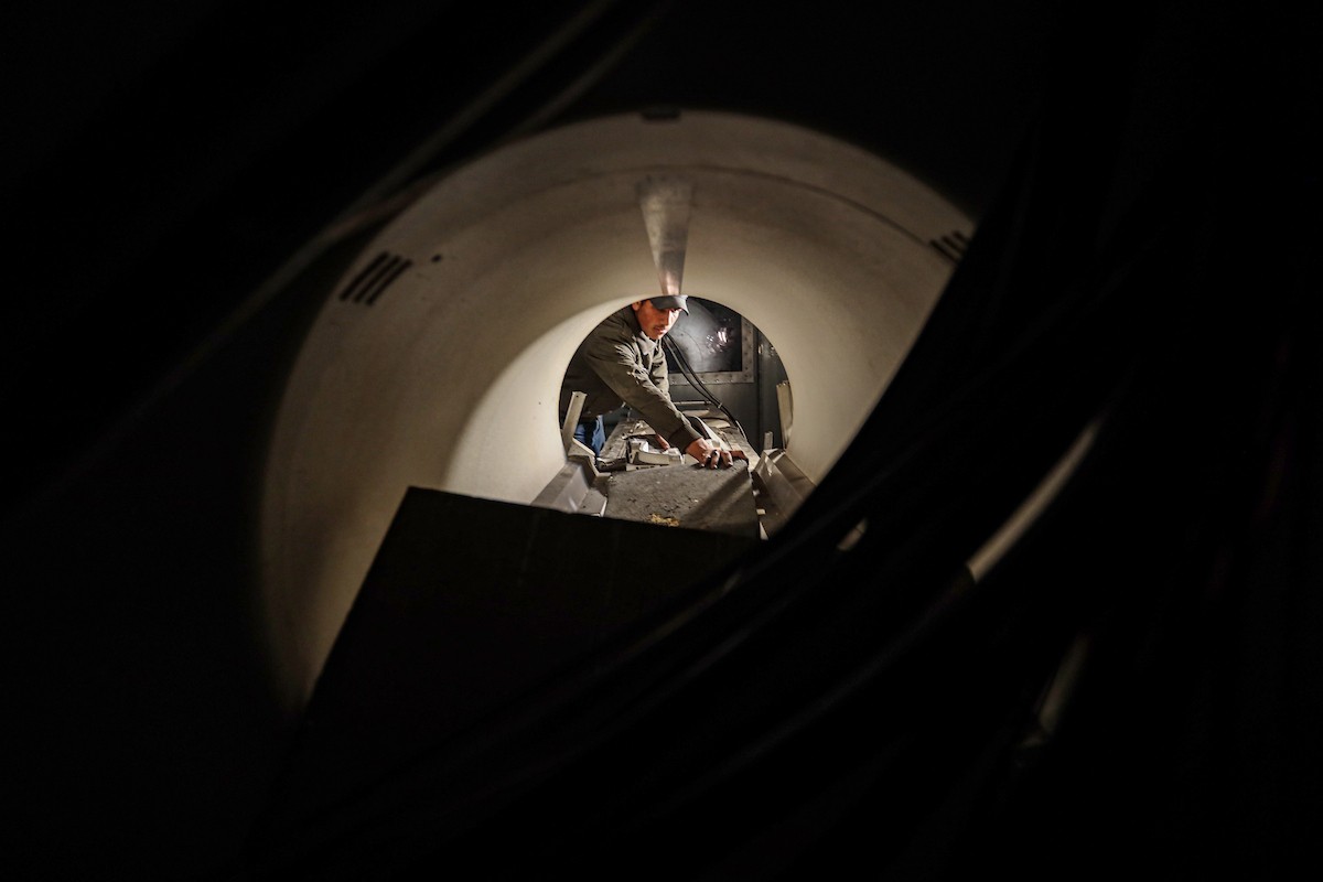 مستشفى الشفاء في غزة يفتقر إلى المعدات الطبية وتحديدًا جهاز التصوير بالرنين المغناطيسي، بعد أن دمّر الجيش الإسرائيلي معظم المعدات خلال الحرب، 31 ديسمبر/كانون الأول 2025. صورة: عمر أشتوي