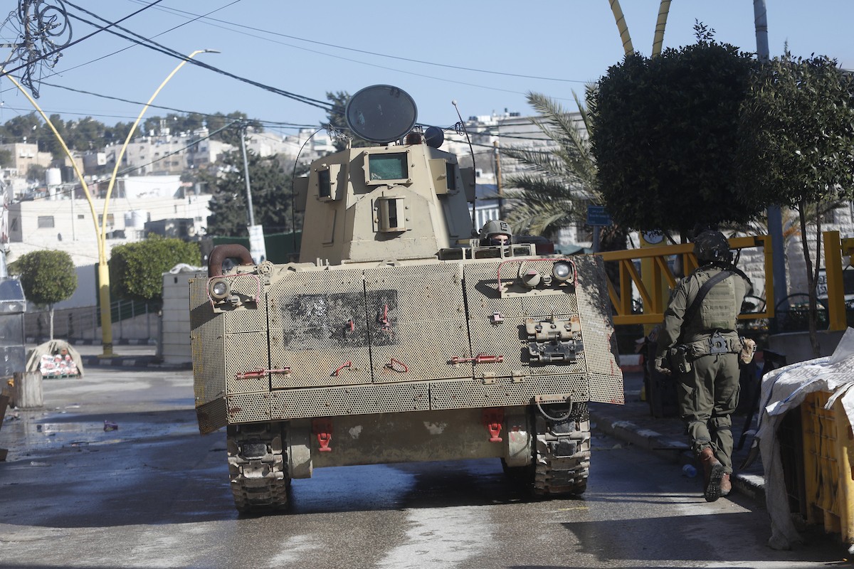 الجيش الإسرائيلي يشن عملية عسكرية واسعة النطاق في الخليل، جنوب الضفة الغربية، 19 يناير/كانون الثاني 2026. صورة: مأمون وزواز