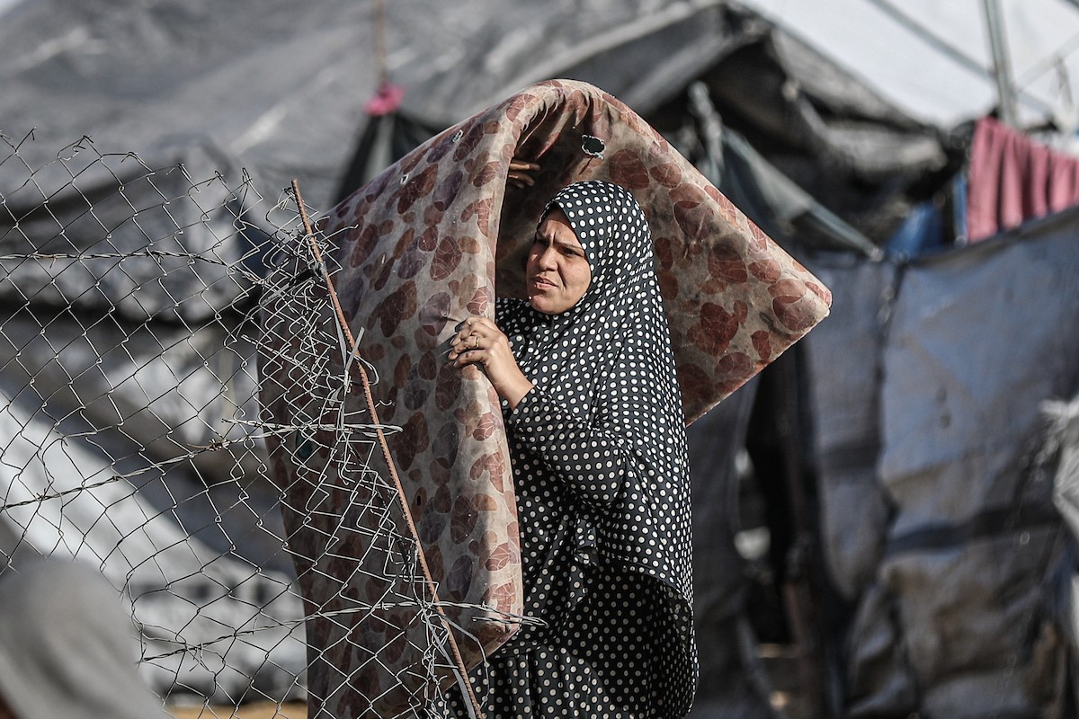 عائلات فلسطينية نازحة تكافح من أجل البقاء في ظروف قاسية بمخيم النصيرات للاجئين وسط قطاع غزة، 29 يناير/كانون الثاني 2026.صورة: رمزي أبو عامر