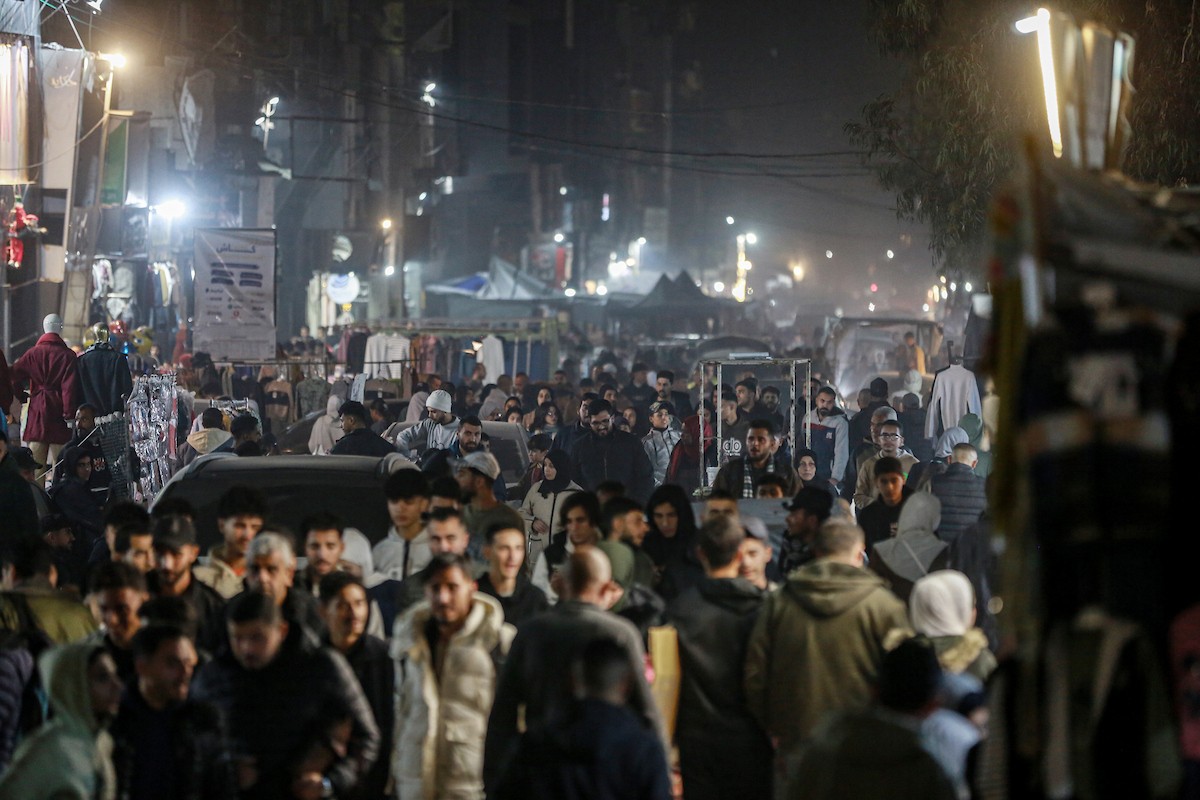 شارع عمر المختار بحي الرمال في مدينة غزة، ليل 31 ديسمبر/كانون الأول 2025، آخر أيام عام 2025، صورة: عمر أشتوي