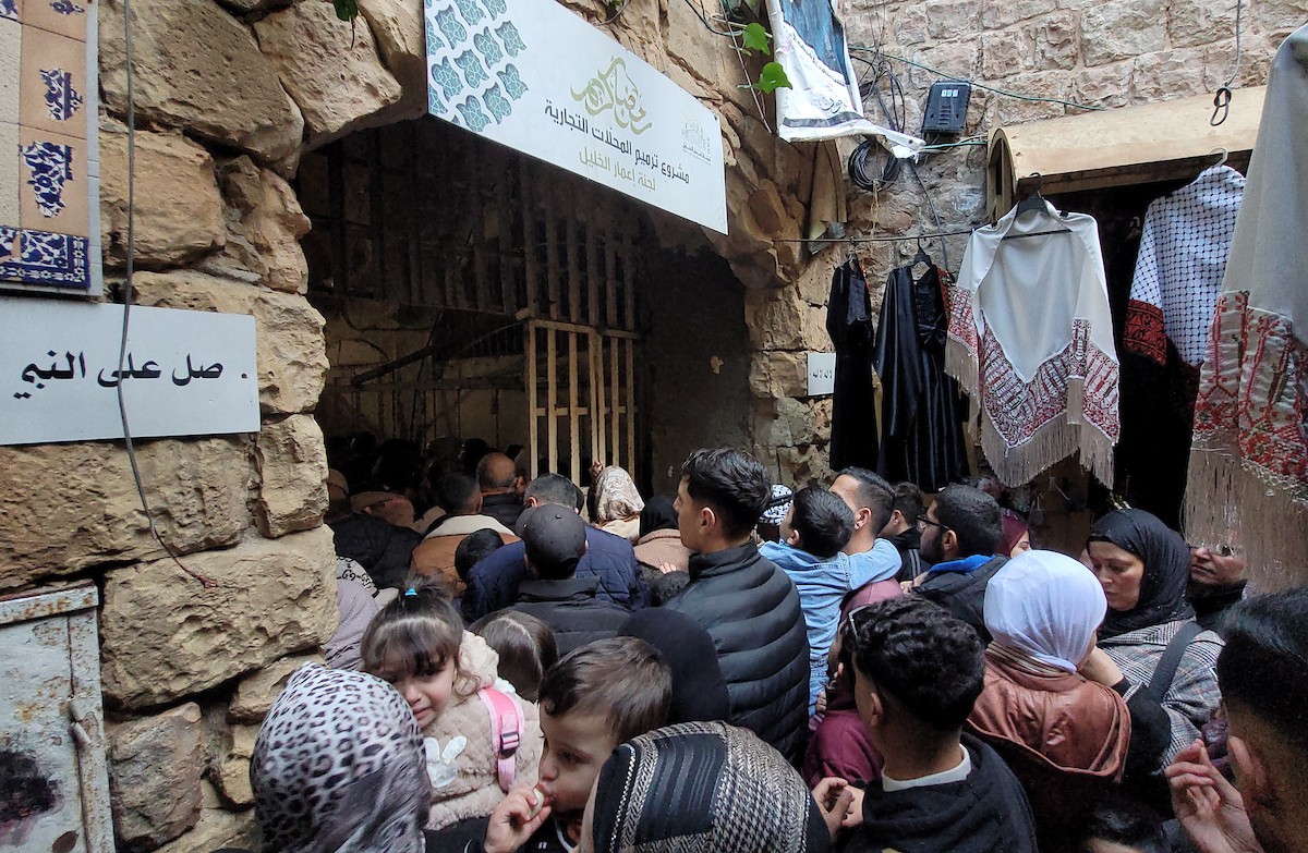 تجمّع فلسطينيون في الحرم الإبراهيمي بالخليل، الضفة الغربية، لإحياء ذكرى الإسراء والمعراج، رغم القيود الإسرائيلية وحظر الصلاة داخل المسجد، في 17 يناير/كانون الثاني 2026. (صورة: مأمون وزواز)