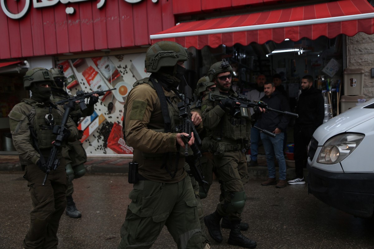 القوات الإسرائيلية تداهم عدد من المحال التجارية في السوق المركزي وتطلق النار تجاه بناية سكنية، وتوقف عدد من المواطنين في البلدة القديمة بمدينة نابلس، 1 يناير/كانون الثاني ٢٠٢٦. صورة: محمد ناصر