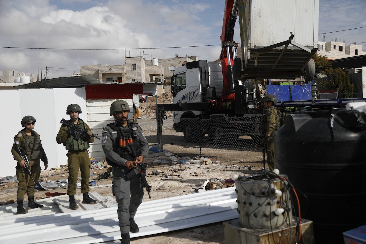 قوات إسرائيلية تهدم وتصادر عدد من المحلات التجارية المصنوعة من الكرفانات في السموع جنوب الخليل،31 ديسمبر/كانون الأول 2025. تصوير: مأمون وزواز
