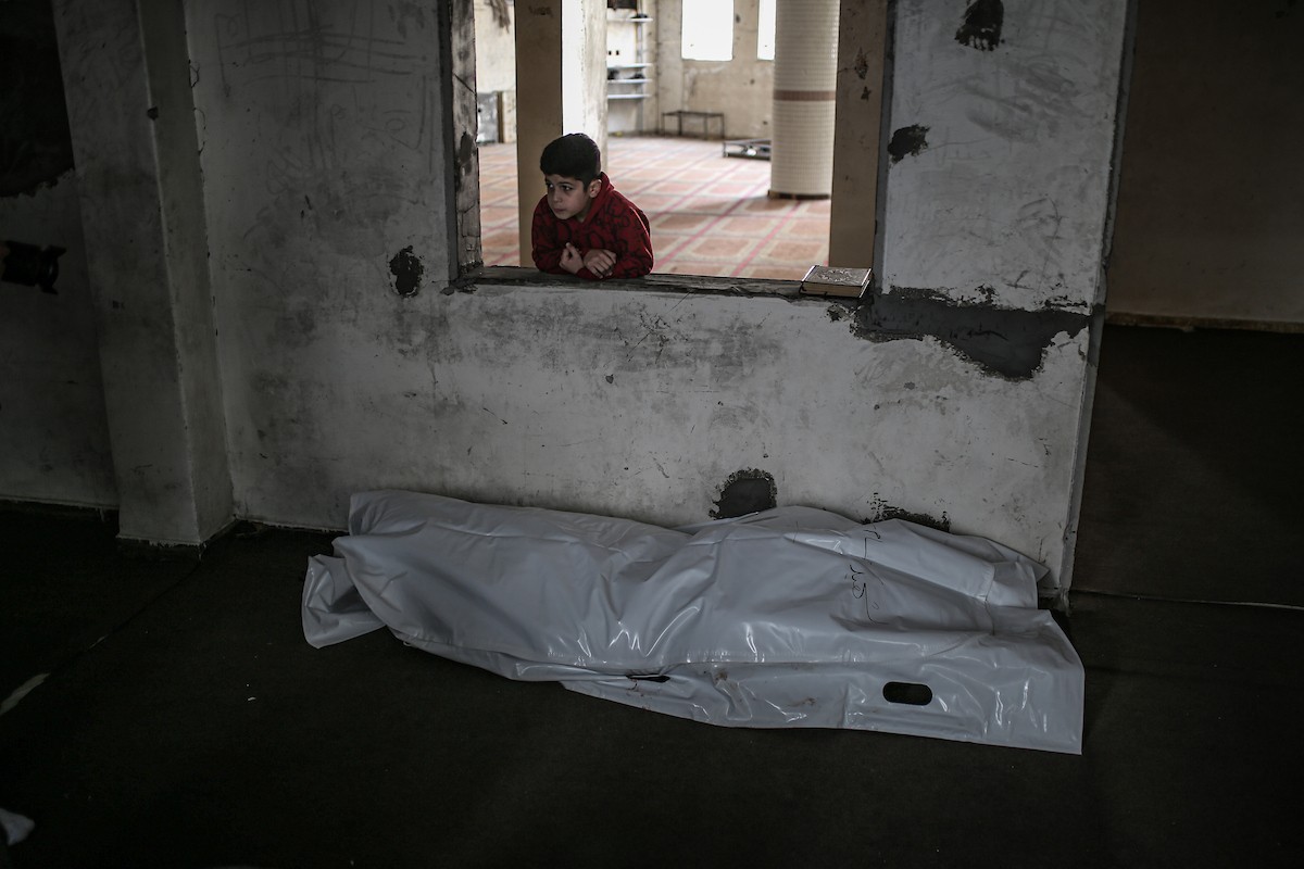 موكب جنازة فلسطينيين اثنين استشهدا في هجوم إسرائيلي على مخيم المغازي للاجئين وسط قطاع غزة. 30 يناير/كانون الثاني 2026. تصوير: رمزي أبو عامر