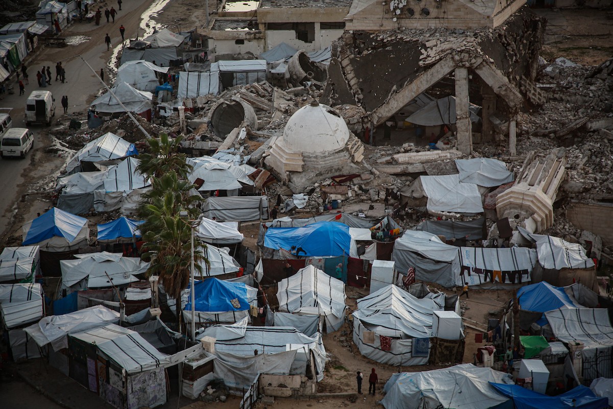 مشاهد عامة لخيام النازحين على شاطئ مدينة غزة. يعاني النازحون معاناة مضاعفة من ويلات النزاع وقسوة الأحوال الجوية، إذ لا توفر الخيام أي حماية من برد الشتاء القارس والأمطار الغزيرة، 3 يناير/كانون الثاني 2026. تصوير: عمر أشتوي