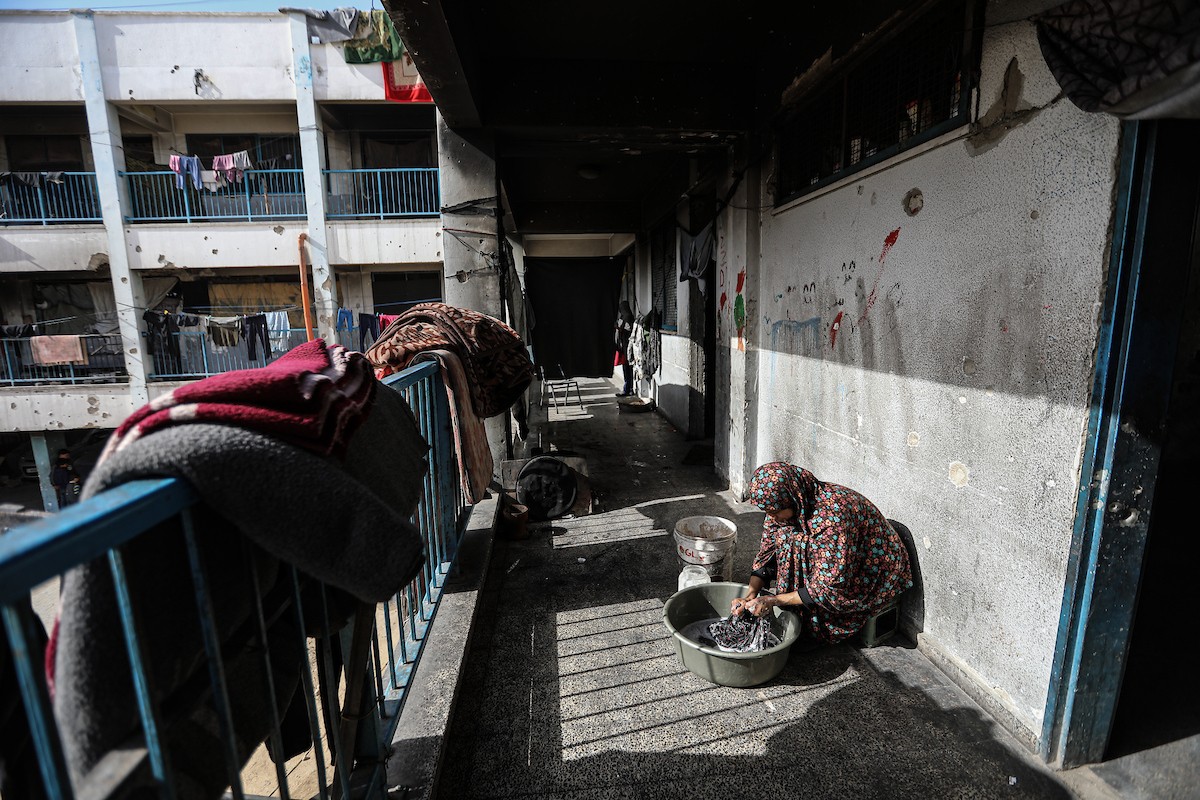 عائلات فلسطينية نزحت جراء الهجمات الإسرائيلية منذ 7 أكتوبر/تشرين الأول 2023، تأوي إلى مدرسة تابعة لوكالة الأونروا في حي تل الهوى بمدينة غزة. 26 يناير/كانون الثاني 2026، بعدسة عمر أشتوي