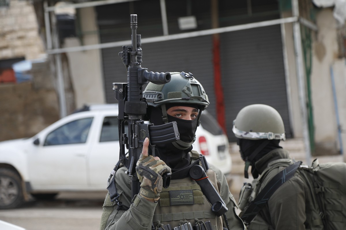 قوات إسرائيلية تهدم وتصادر عدد من المحلات التجارية المصنوعة من الكرفانات في السموع جنوب الخليل،31 ديسمبر/كانون الأول 2025. تصوير: مأمون وزواز